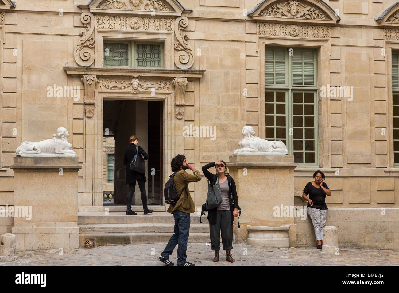 DAS HOTEL DE SULLY IST EINE PRIVATE LOUIS XIII-STADT VILLA IM MARAIS VIERTEL, ES BEHERBERGT DAS ZENTRUM FÜR NATIONALE DENKMÄLER, 4. ARRONDISSEMENT, PARIS (75), ILE-DE-FRANCE, FRANKREICH Stockfoto