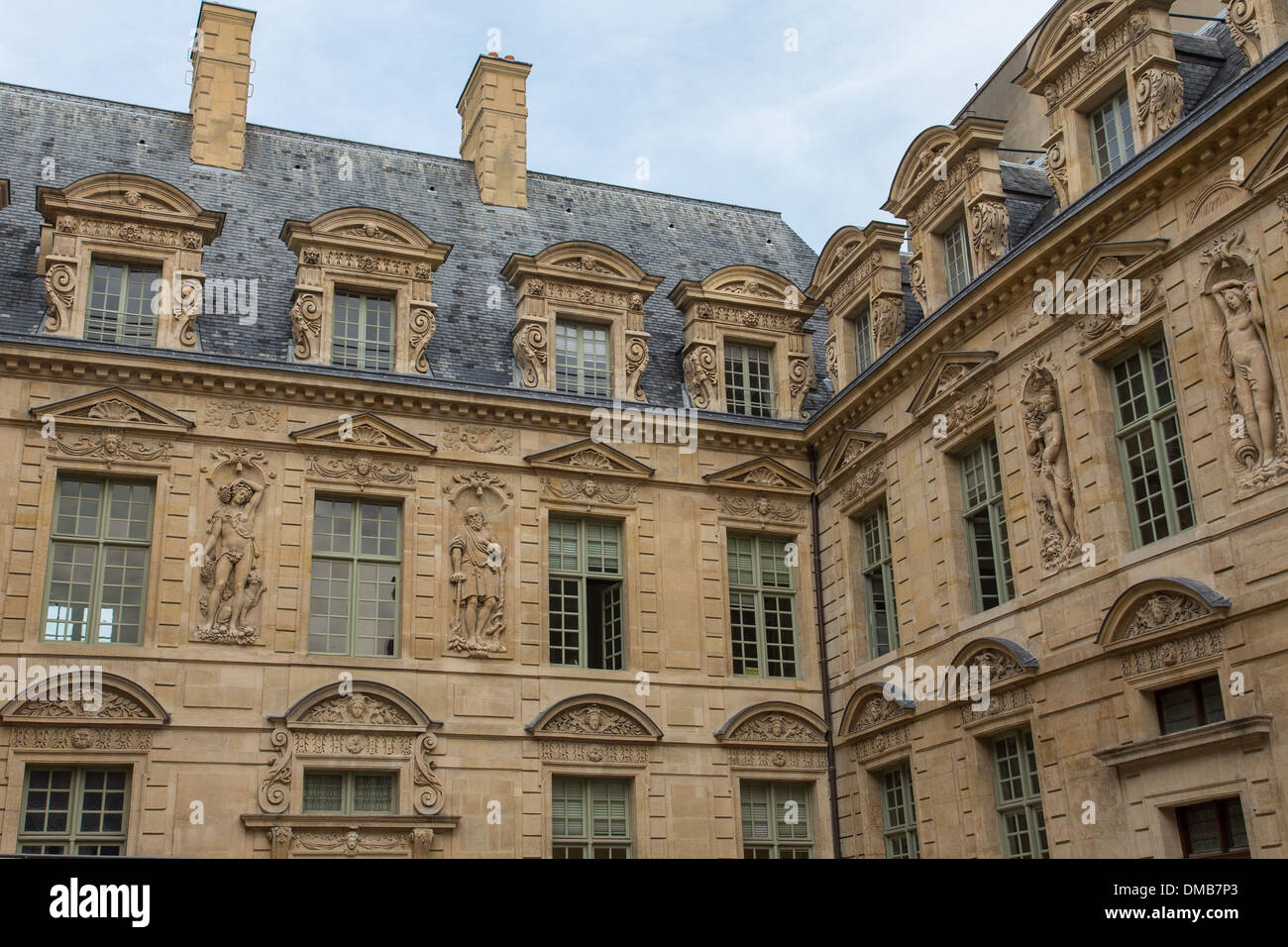 DAS HOTEL DE SULLY IST EINE PRIVATE LOUIS XIII-STADT VILLA IM MARAIS VIERTEL, ES BEHERBERGT DAS ZENTRUM FÜR NATIONALE DENKMÄLER, 4. ARRONDISSEMENT, PARIS (75), ILE-DE-FRANCE, FRANKREICH Stockfoto