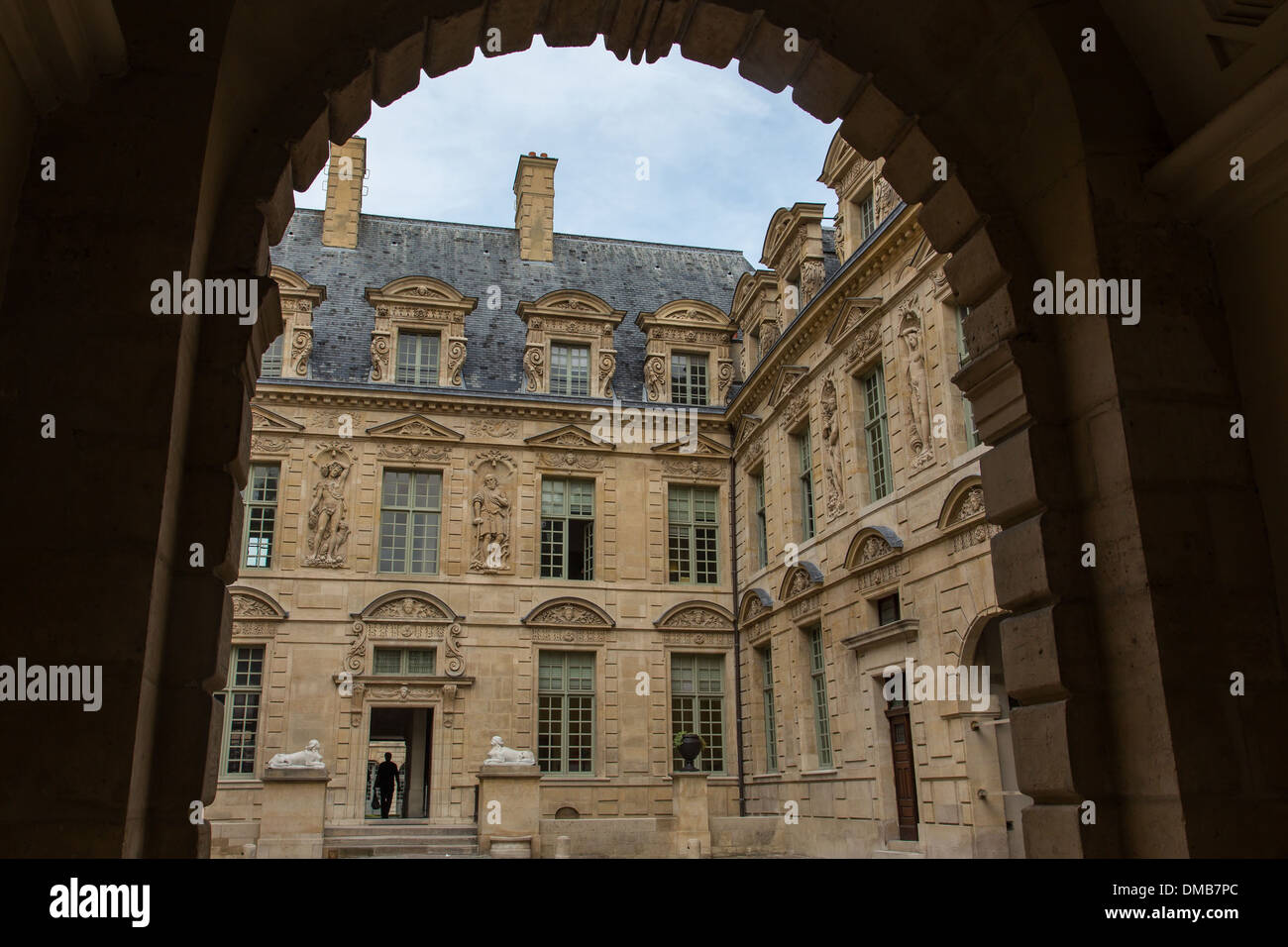 DAS HOTEL DE SULLY IST EINE PRIVATE LOUIS XIII-STADT VILLA IM MARAIS VIERTEL, ES BEHERBERGT DAS ZENTRUM FÜR NATIONALE DENKMÄLER, 4. ARRONDISSEMENT, PARIS (75), ILE-DE-FRANCE, FRANKREICH Stockfoto