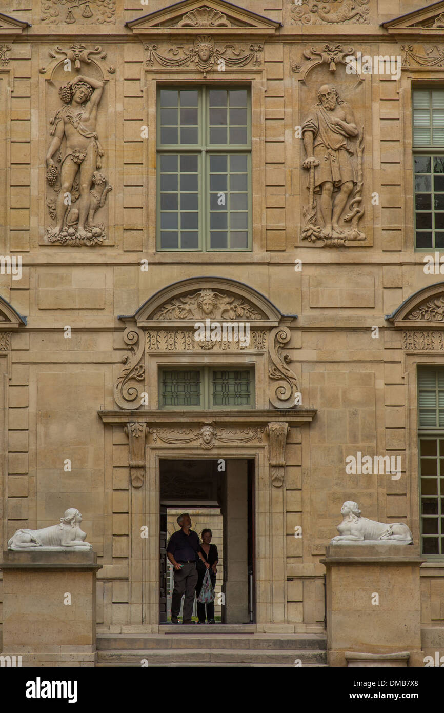 DAS HOTEL DE SULLY IST EINE PRIVATE LOUIS XIII-STADT VILLA IM MARAIS VIERTEL, ES BEHERBERGT DAS ZENTRUM FÜR NATIONALE DENKMÄLER, 4. ARRONDISSEMENT, PARIS (75), ILE-DE-FRANCE, FRANKREICH Stockfoto