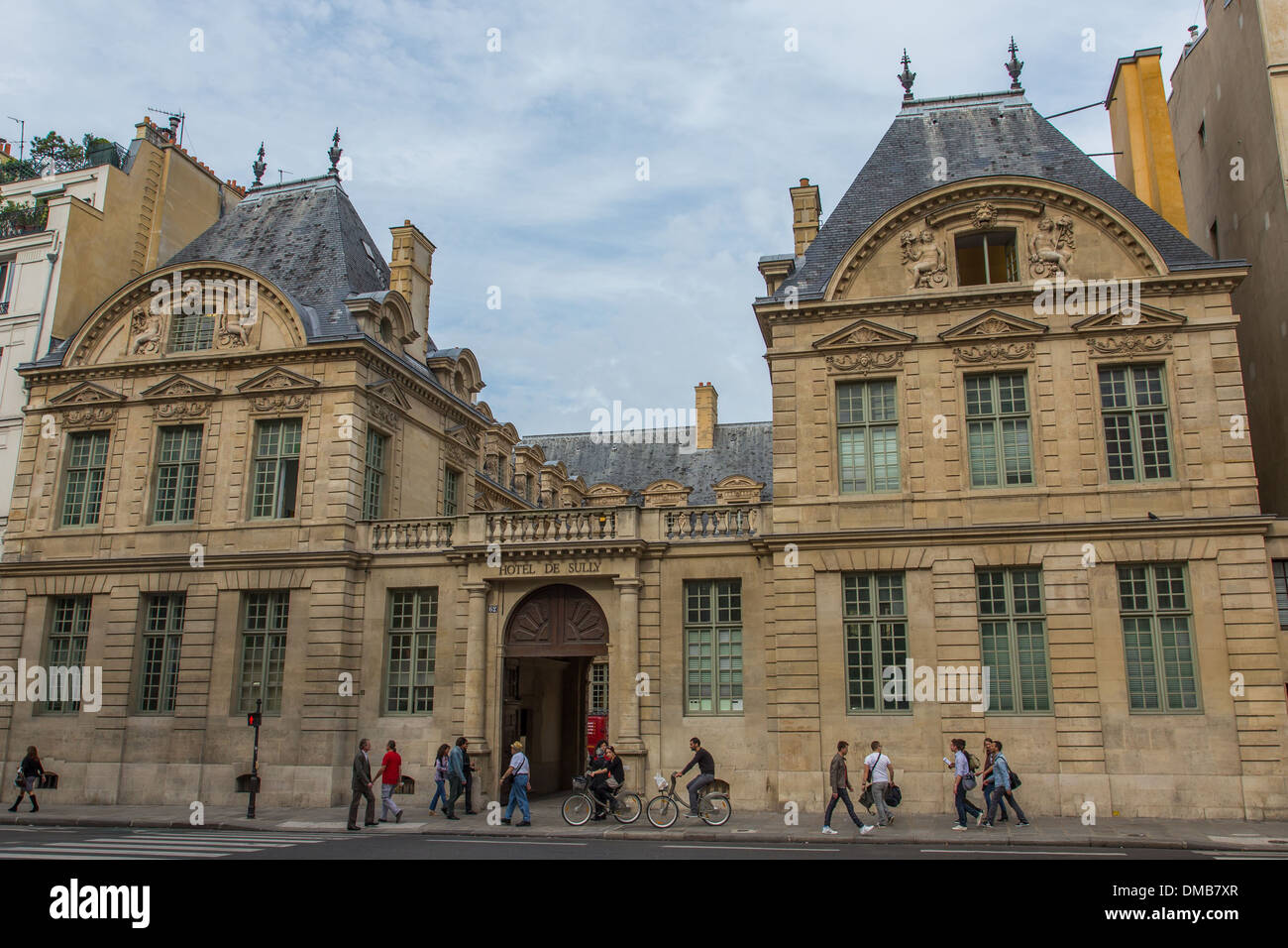 DAS HOTEL DE SULLY IST EINE PRIVATE LOUIS XIII-STADT VILLA IM MARAIS VIERTEL, ES BEHERBERGT DAS ZENTRUM FÜR NATIONALE DENKMÄLER, 4. ARRONDISSEMENT, PARIS (75), ILE-DE-FRANCE, FRANKREICH Stockfoto