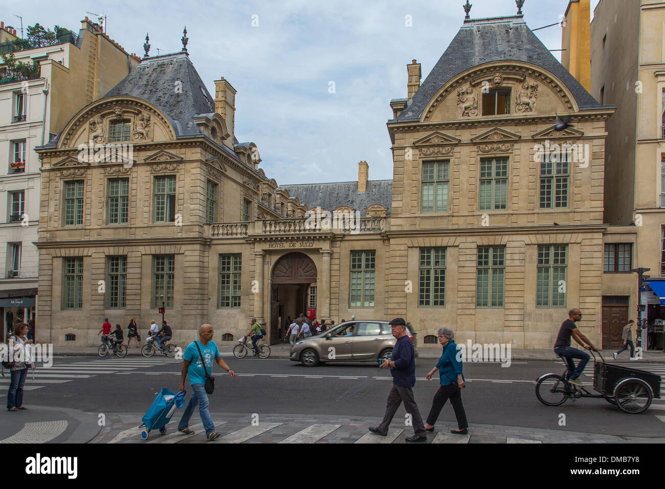 DAS HOTEL DE SULLY IST EINE PRIVATE LOUIS XIII-STADT VILLA IM MARAIS VIERTEL, ES BEHERBERGT DAS ZENTRUM FÜR NATIONALE DENKMÄLER, 4. ARRONDISSEMENT, PARIS (75), ILE-DE-FRANCE, FRANKREICH Stockfoto