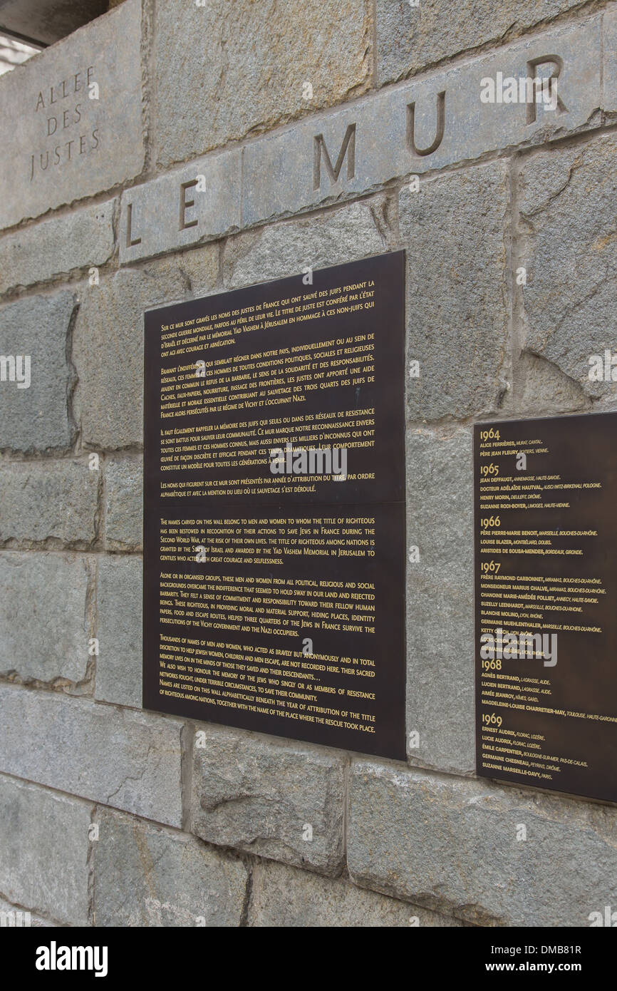 DIE SCHOA-MAHNMAL IST EIN MUSEUM GEWIDMET DEM HOLOCAUST UND DEN VÖLKERMORD AN DEN ZWEITEN WELTKRIEG, DIE MAUER DER GERECHTEN EHRT DIE MÄNNER UND FRAUEN, DIE GESCHÜTZT UND RETTETE DIE JUDEN VON FRANKREICH WÄHREND DES ZWEITEN WELTKRIEGS, 4. ARRONDISSEMENT, PARIS (75), ILE-DE-FRANCE, FR Stockfoto