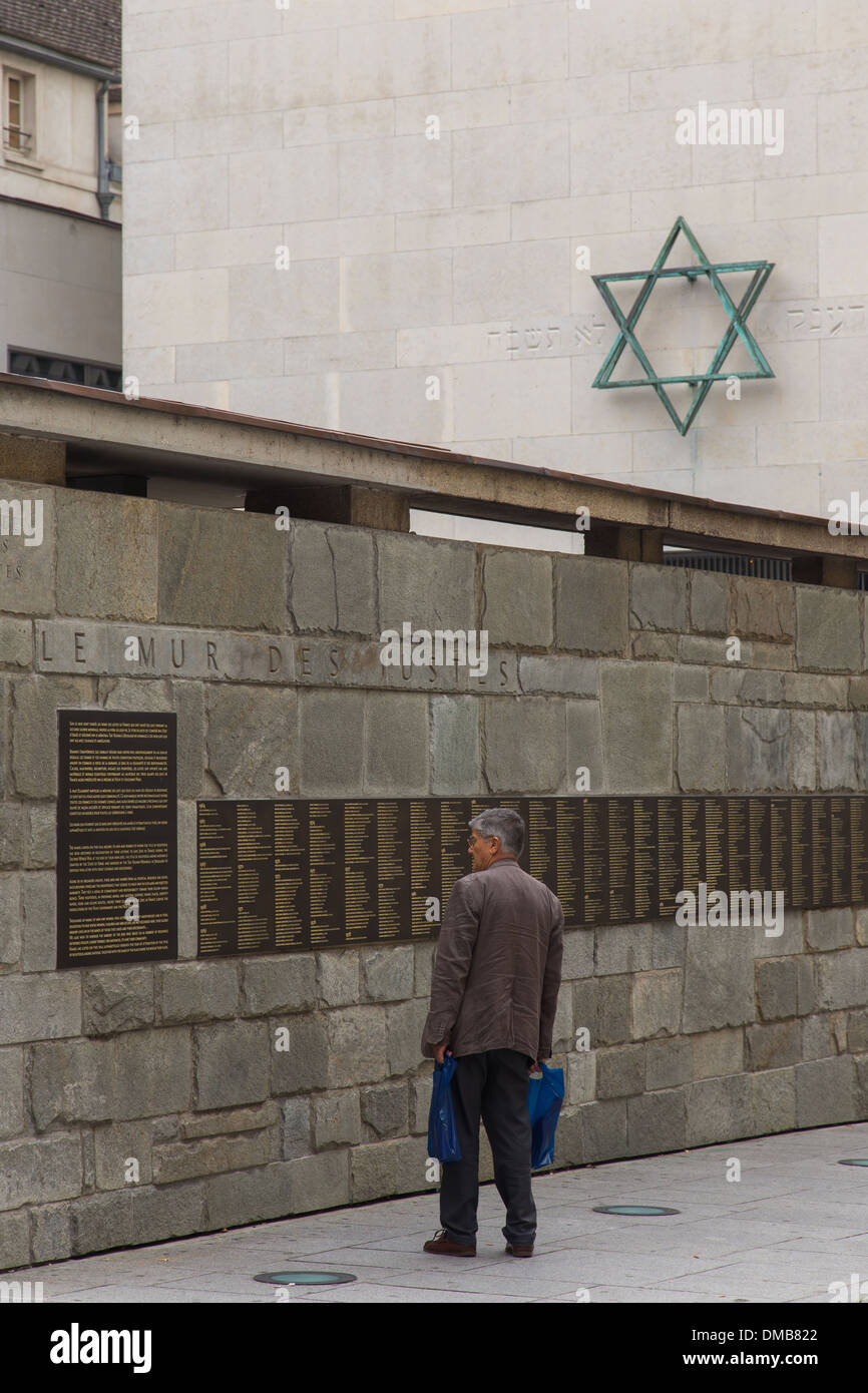 DIE SCHOA-MAHNMAL IST EIN MUSEUM GEWIDMET DEM HOLOCAUST UND DEN VÖLKERMORD AN DEN ZWEITEN WELTKRIEG, DIE MAUER DER GERECHTEN EHRT DIE MÄNNER UND FRAUEN, DIE GESCHÜTZT UND RETTETE DIE JUDEN VON FRANKREICH WÄHREND DES ZWEITEN WELTKRIEGS, 4. ARRONDISSEMENT, PARIS (75), ILE-DE-FRANCE, FR Stockfoto