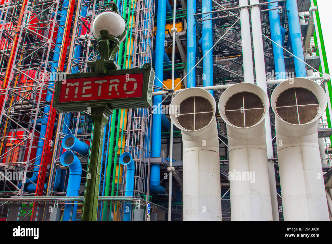 GEORGES POMPIDOU NATIONAL CENTER FÜR KUNST UND KULTUR, (MAZ), AUCH GENANNT CENTRE BEAUBOURG ODER CENTRE POMPIDOU ZEIGT SAMMLUNGEN DER MODERNEN KUNST, DESIGN, FOTOGRAFIE UND GRAFIK, 4. ARRONDISSEMENT, PARIS (75), ILE-DE-FRANCE, FRANKREICH Stockfoto