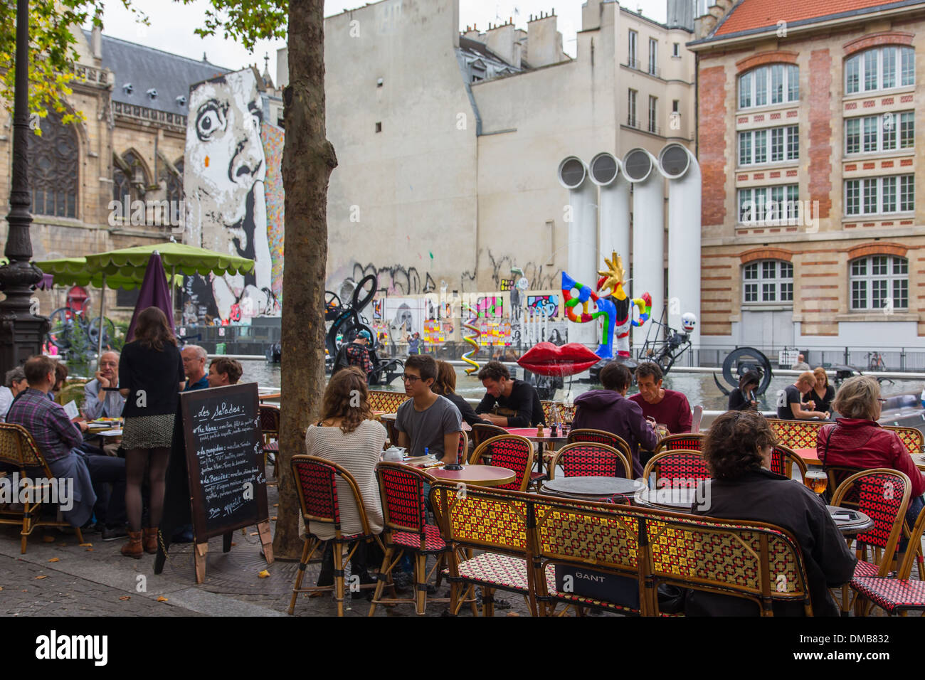 TERRASSE EINES CAFES IN DER NÄHE VON GEORGES POMPIDOU UND DER STRAWINSKY-BRUNNEN, 4. ARRONDISSEMENT, PARIS (75), ILE-DE-FRANCE, FRANKREICH Stockfoto