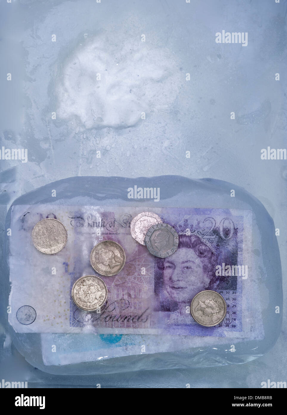 Geld in Eis ausgesetzt. Eingefrorenen Vermögenswerte. Stockfoto