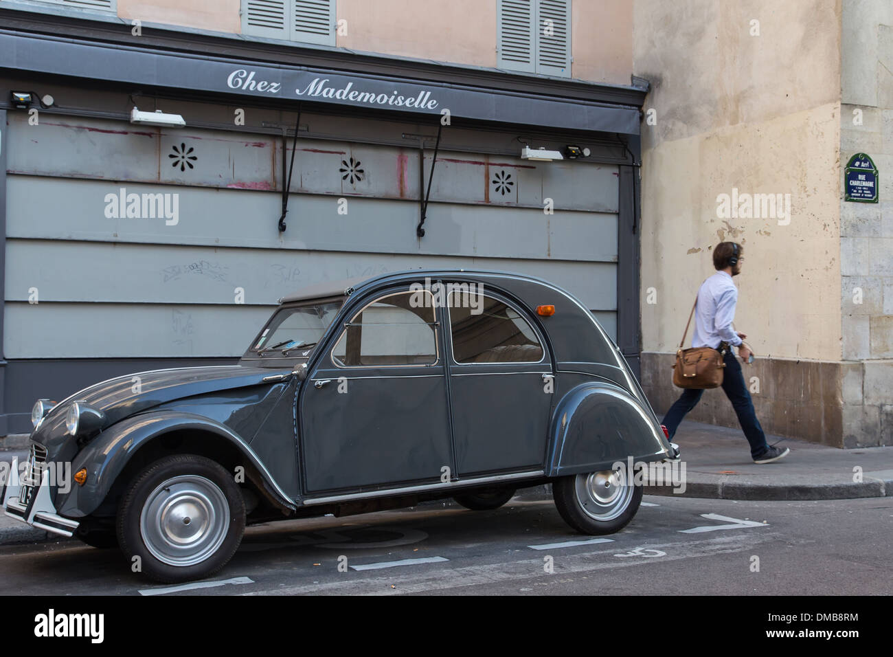 GRAUE 2CV, RUE CHARLEMAGNE, 4. ARRONDISSEMENT, PARIS (75), ILE-DE-FRANCE, FRANKREICH Stockfoto