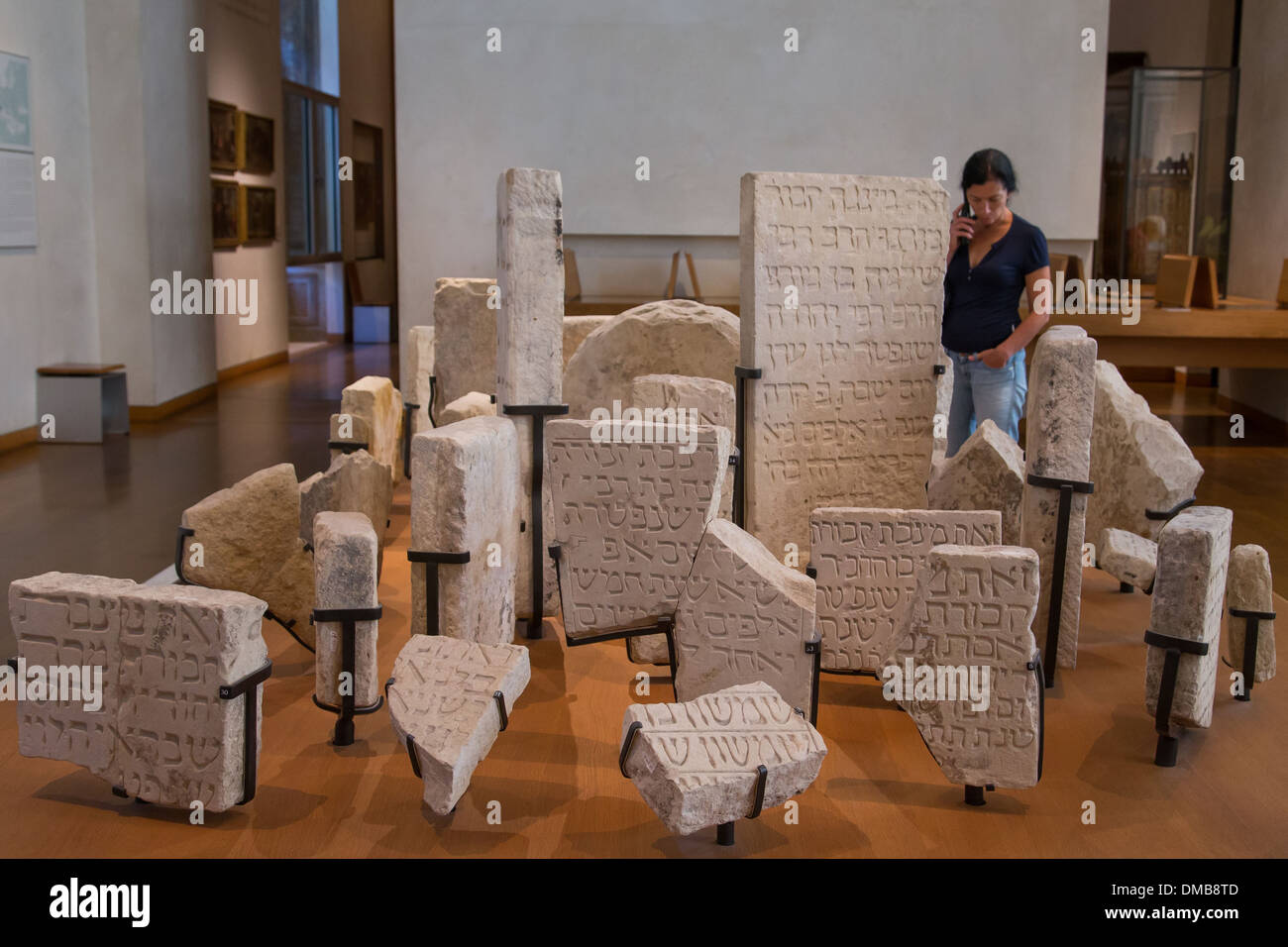 FUNERARY STELE, MUSEUM FÜR JÜDISCHE KUNST UND GESCHICHTE IM HOTEL DE SAINT-AIGNAN, 3. ARRONDISSEMENT, PARIS (75), ILE-DE-FRANCE, FRANKREICH Stockfoto