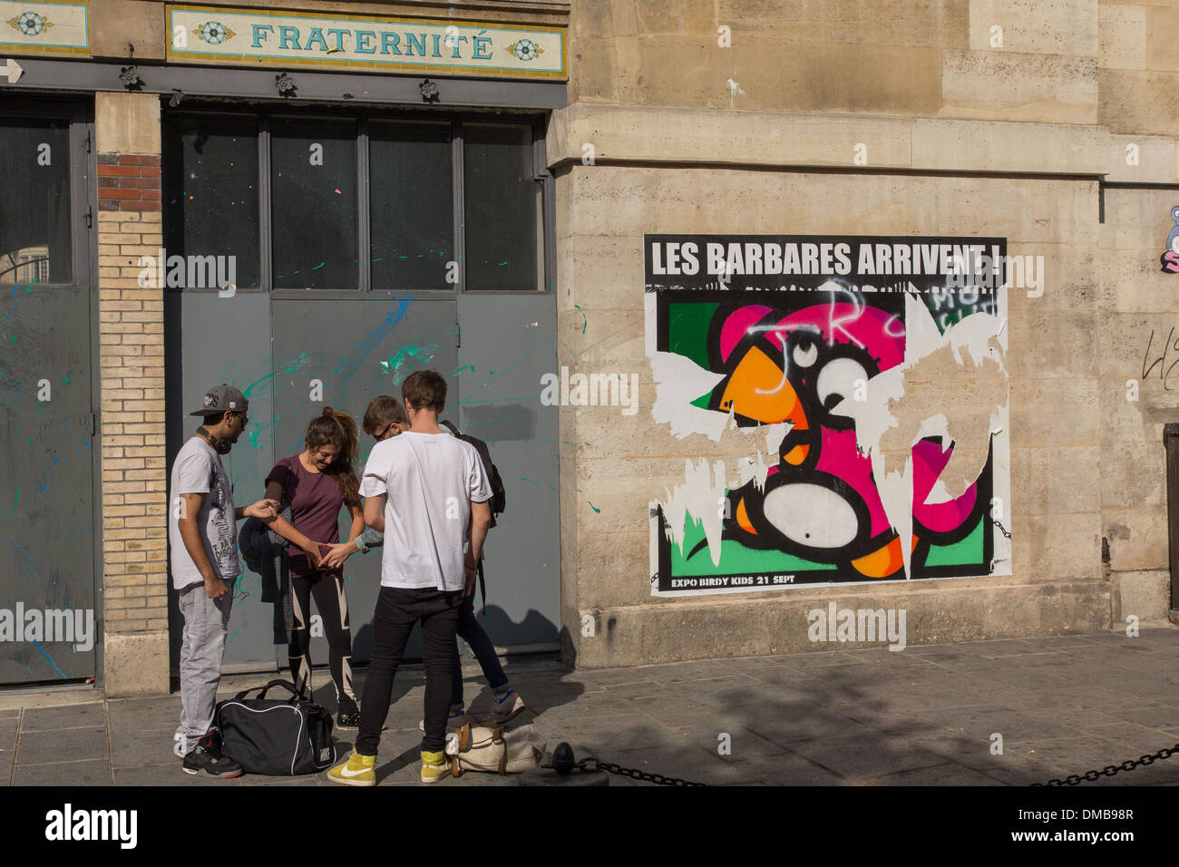 STRAßENSZENE IN DER MARAIS-VIERTEL, 4. ARRONDISSEMENT, PARIS (75), ILE-DE-FRANCE, FRANKREICH Stockfoto