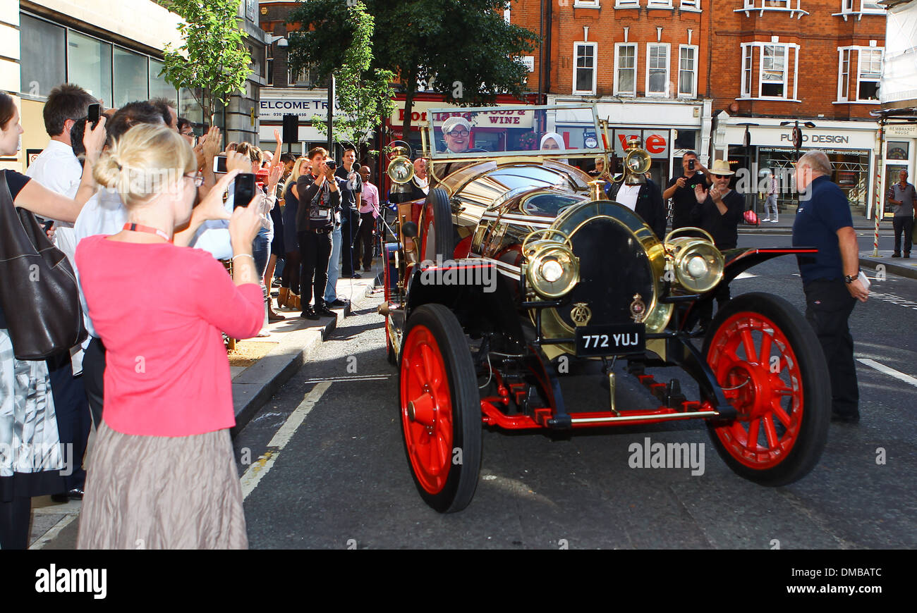 Atmosphäre Chris Evans fährt original Tschitti Tschitti Bäng Bäng Auto außerhalb BBC Radio 2 Studios Evans ikonischen Auto für gekauft eine Stockfoto