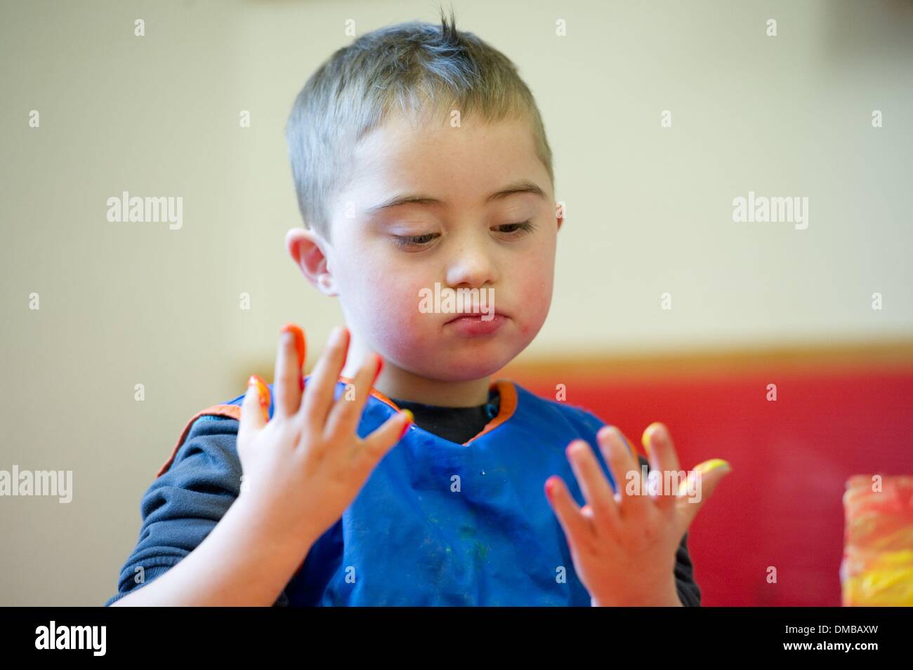 Dresden, Deutschland. 5. Dezember 2013. Fünf-jährige Valentino mit Down Syndrom sitzt während der Ergotherapie in einem Therapieraum im Sociopediatric-Zentrum (SPZ) am Klinikum Dresden-Neustadt in Dresden, Deutschland, 5. Dezember 2013. (Model-Release verfügbar) Foto: Sebastian Kahnert/Dpa/Alamy Live News Stockfoto