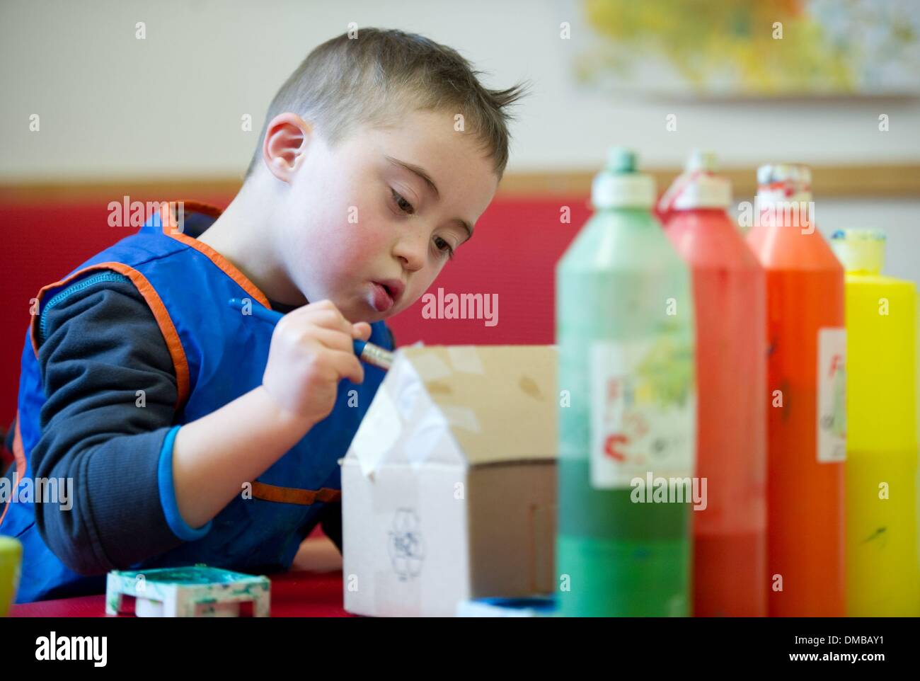 Dresden, Deutschland. 5. Dezember 2013. Fünf-jährige Valentino mit Down Syndrom sitzt während der Ergotherapie in einem Therapieraum im Sociopediatric-Zentrum (SPZ) am Klinikum Dresden-Neustadt in Dresden, Deutschland, 5. Dezember 2013. (Model-Release verfügbar) Foto: Sebastian Kahnert/Dpa/Alamy Live News Stockfoto