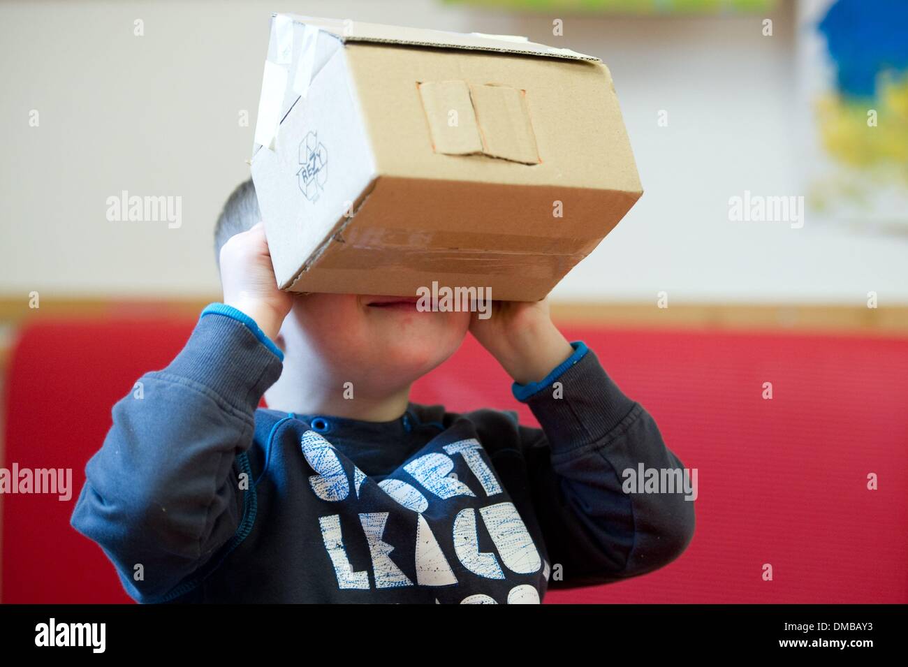 Dresden, Deutschland. 5. Dezember 2013. Fünf-jährige Valentino mit Down Syndrom sitzt während der Ergotherapie in einem Therapieraum im Sociopediatric-Zentrum (SPZ) am Klinikum Dresden-Neustadt in Dresden, Deutschland, 5. Dezember 2013. (Model-Release verfügbar) Foto: Sebastian Kahnert/Dpa/Alamy Live News Stockfoto