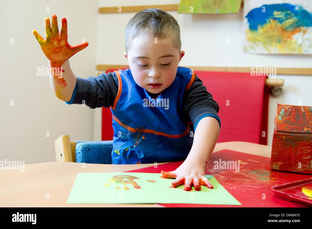 Dresden, Deutschland. 5. Dezember 2013. Fünf-jährige Valentino mit Down Syndrom sitzt während der Ergotherapie in einem Therapieraum im Sociopediatric-Zentrum (SPZ) am Klinikum Dresden-Neustadt in Dresden, Deutschland, 5. Dezember 2013. (Model-Release verfügbar) Foto: Sebastian Kahnert/Dpa/Alamy Live News Stockfoto