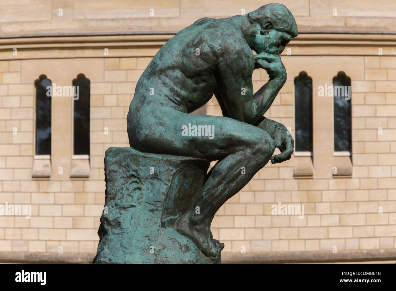 DER DENKER VON AUGUSTE RODIN IN DEN GÄRTEN DES MUSEUMS, ERSTELLT IM