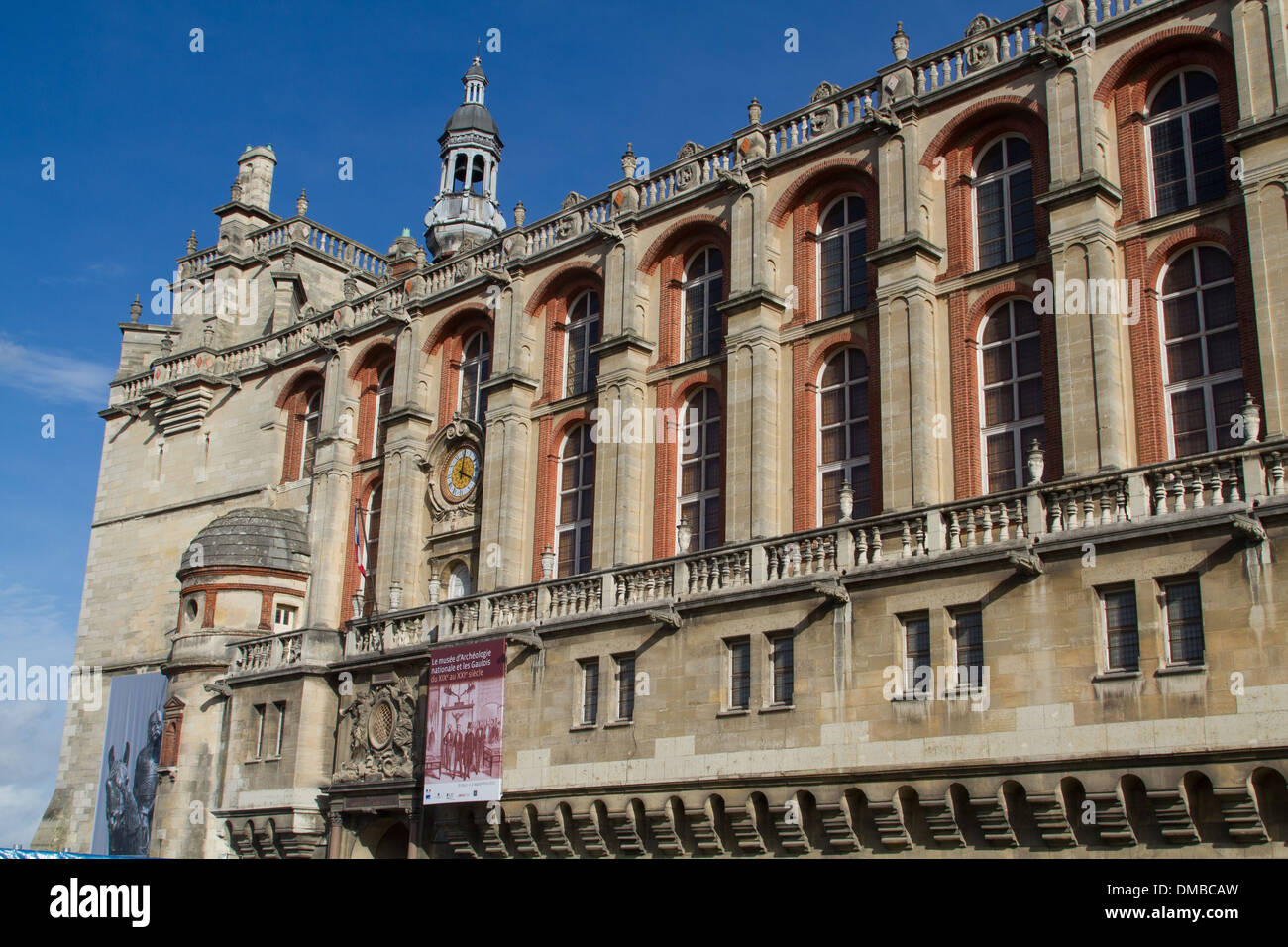 DAS SCHLOSS VON SAINT-GERMAIN-EN-LAYE, AUCH GENANNT DAS CHATEAU VIEUX (ALTES SCHLOSS), EHEMALIGE KÖNIGLICHE RESIDENZ IM MITTELALTER UND DER RENAISSANCE-STIL, HEUTE WOHNUNGEN, DAS NATIONAL MUSEUM OF ARCHAEOLOGY, YVELINES (78), SAINT-GERMAIN-EN-LAYE, FRANKREICH Stockfoto