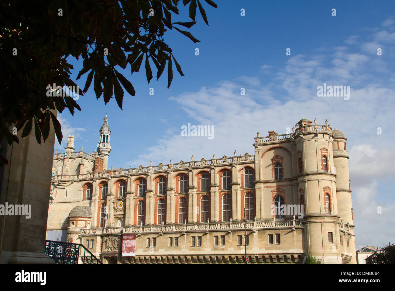 DAS SCHLOSS VON SAINT-GERMAIN-EN-LAYE, AUCH GENANNT DAS CHATEAU VIEUX (ALTES SCHLOSS), EHEMALIGE KÖNIGLICHE RESIDENZ IM MITTELALTER UND DER RENAISSANCE-STIL, HEUTE WOHNUNGEN, DAS NATIONAL MUSEUM OF ARCHAEOLOGY, YVELINES (78), SAINT-GERMAIN-EN-LAYE, FRANKREICH Stockfoto