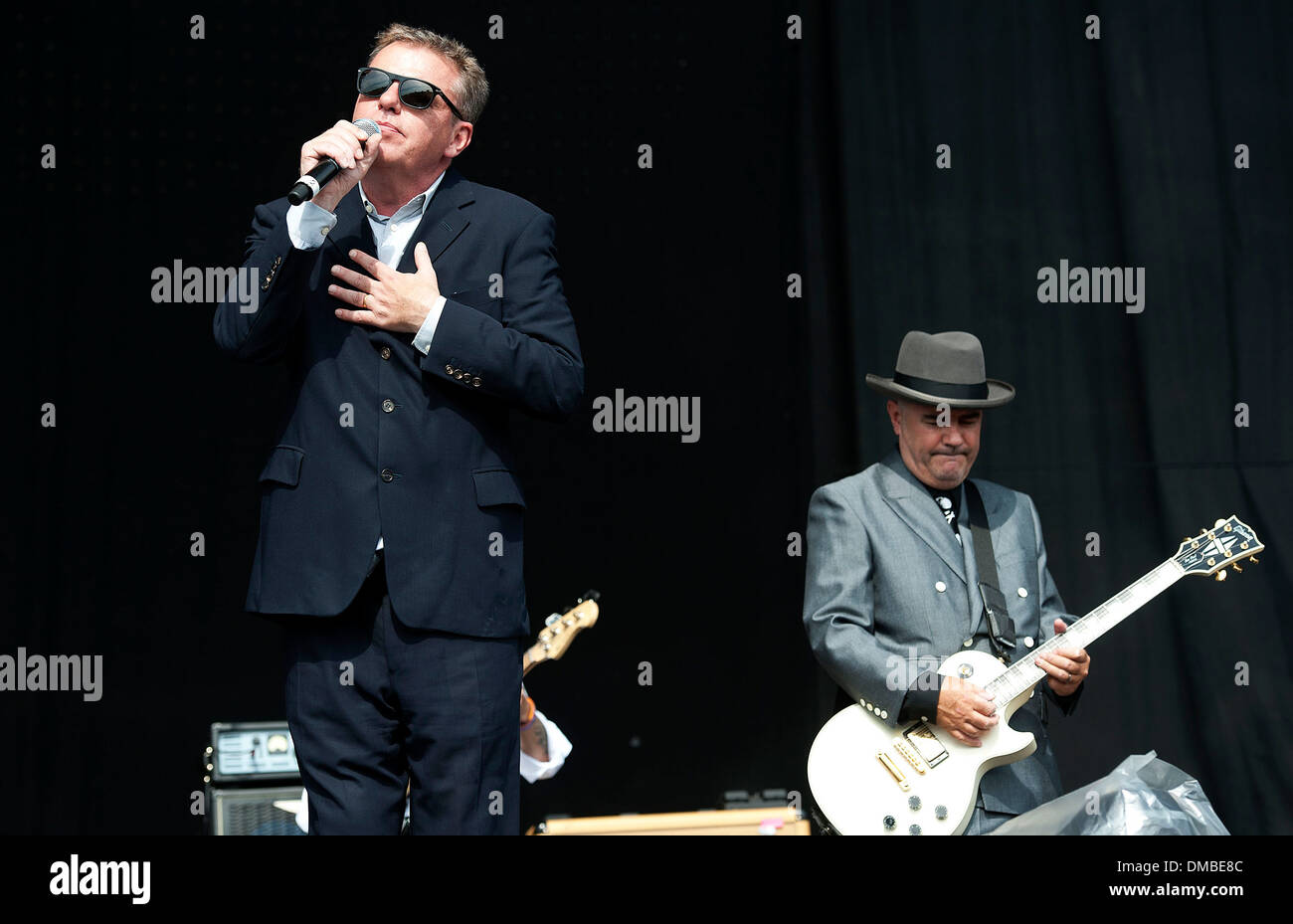 Graham McPherson statt aka Suggs und Chris Foreman Wahnsinn V Festival 2012 an Weston Park - Performances - Tag zwei Essex Stockfoto