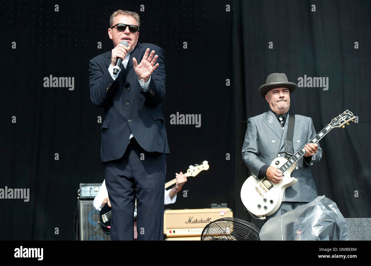 Graham McPherson statt aka Suggs und Chris Foreman Wahnsinn V Festival 2012 an Weston Park - Performances - Tag zwei Essex Stockfoto