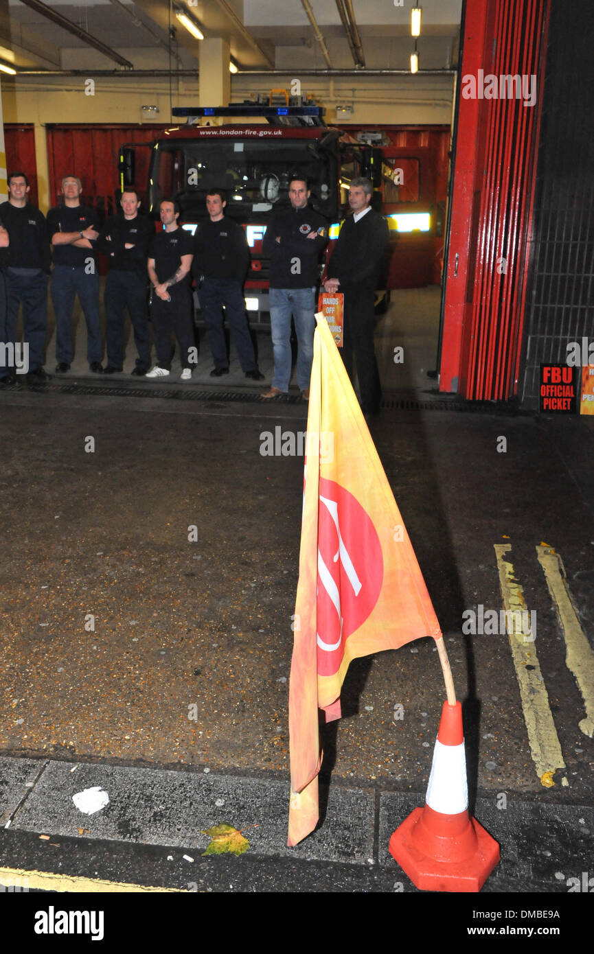 Shaftsbury Avenue, London, UK. 13. Dezember 2013. Mitglieder der London Fire Brigade Union streiken über Änderungen an ihrer Renten- und Pensionsalter. Bildnachweis: Matthew Chattle/Alamy Live-Nachrichten Stockfoto