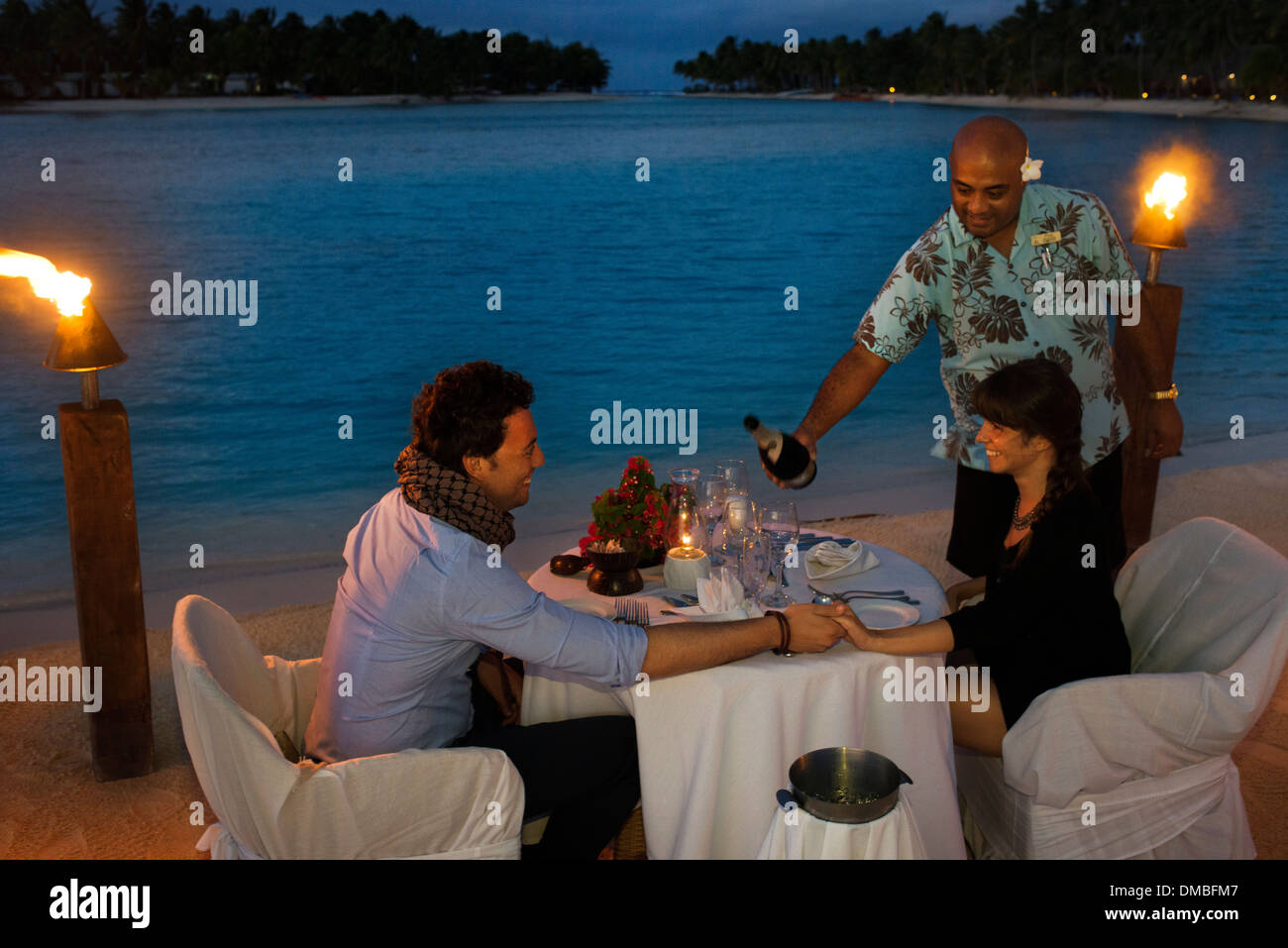 Aitutaki. Cook Island. Polynesien. Süd-Pazifik. Ein paar genießt ein romantisches Abendessen am Strand in Aitutaki Lagoon Resort Stockfoto