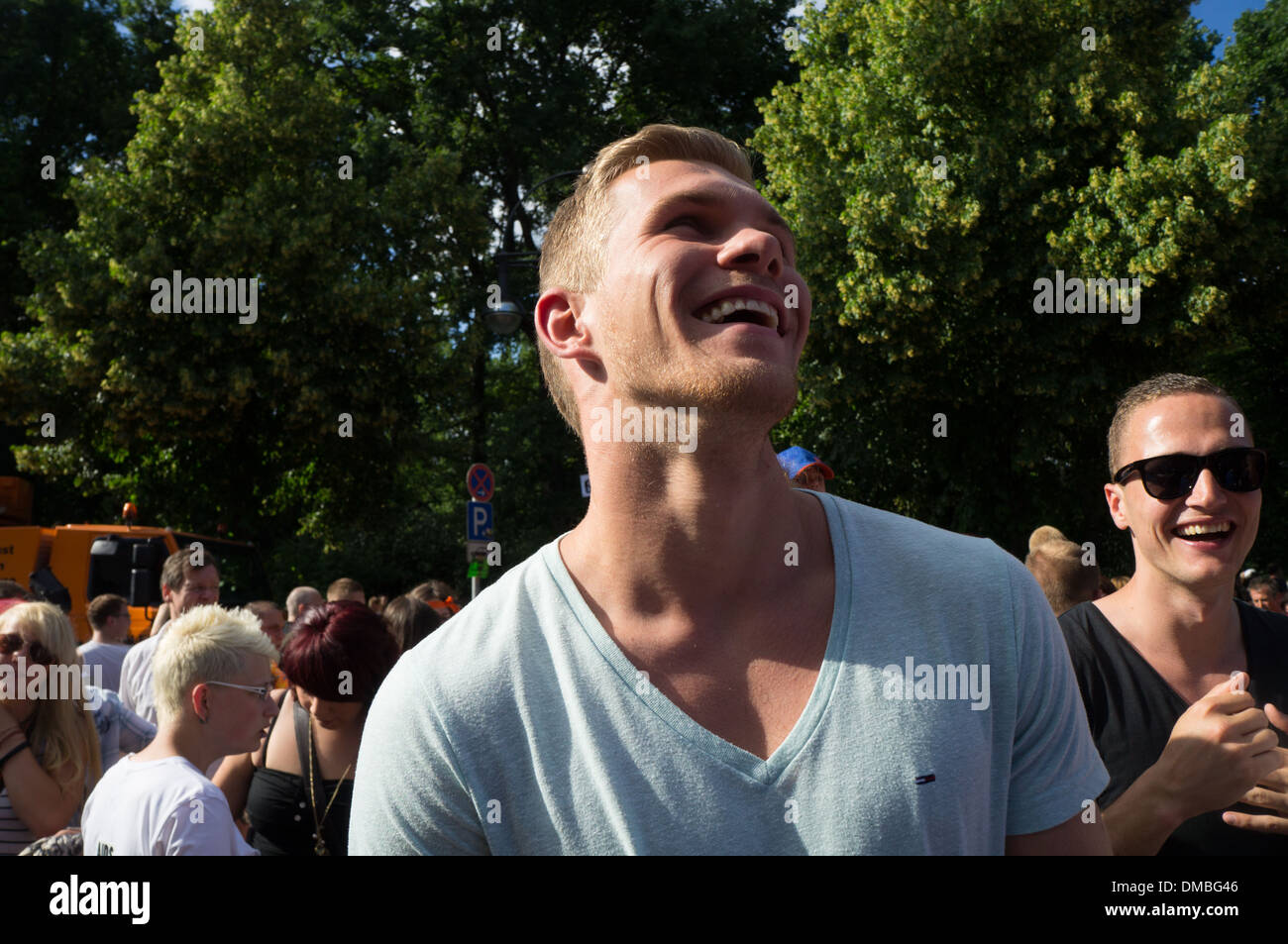 Homosexuelle Menschen und ihre Verbündeten versammeln sich anlässlich der jährlichen Christopher Street Day (Pride Parade) in Berlin, Deutschland Stockfoto