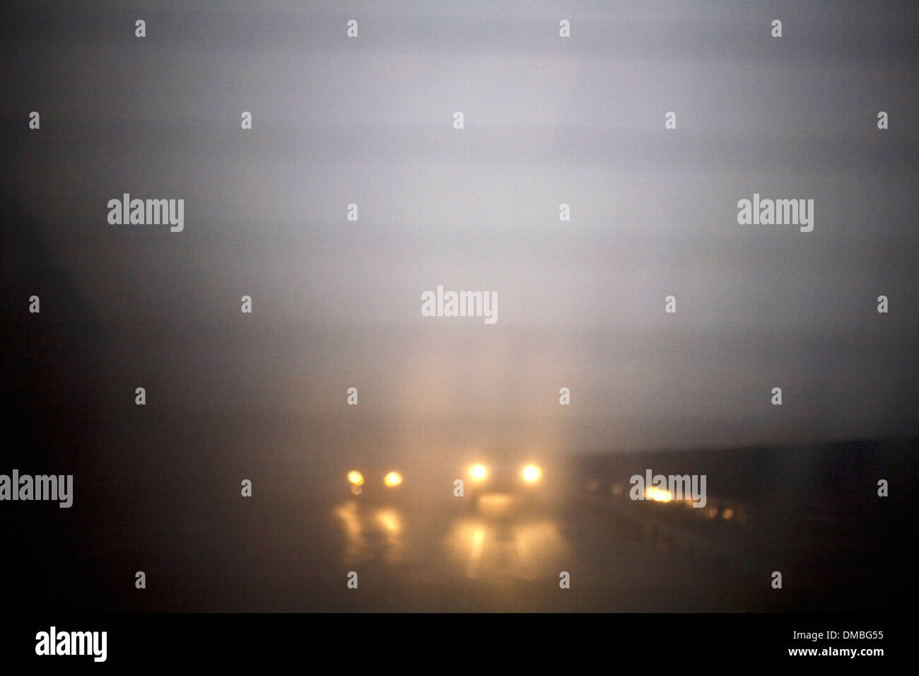 Autos auf einer nebligen Autobahn unterwegs. Stockfoto