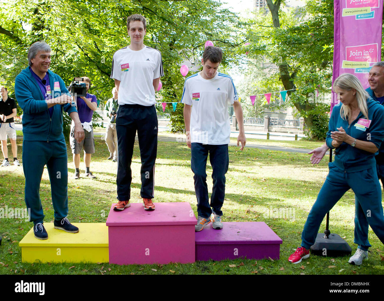 John Inverdale Alistair Brownlee Jonathan Brownlee und Sharon Davis Leeds Parkrun für "Join In lokalen Sport" im Woodhouse Moor Stockfoto