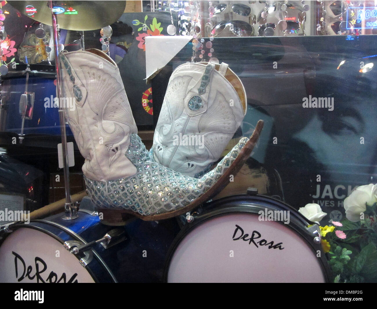 Verrückte Rhinestone Cowboy-Stiefel mit langen Spitzen Zehen in einem Schaufenster in Nashville, TN, USA Stockfoto