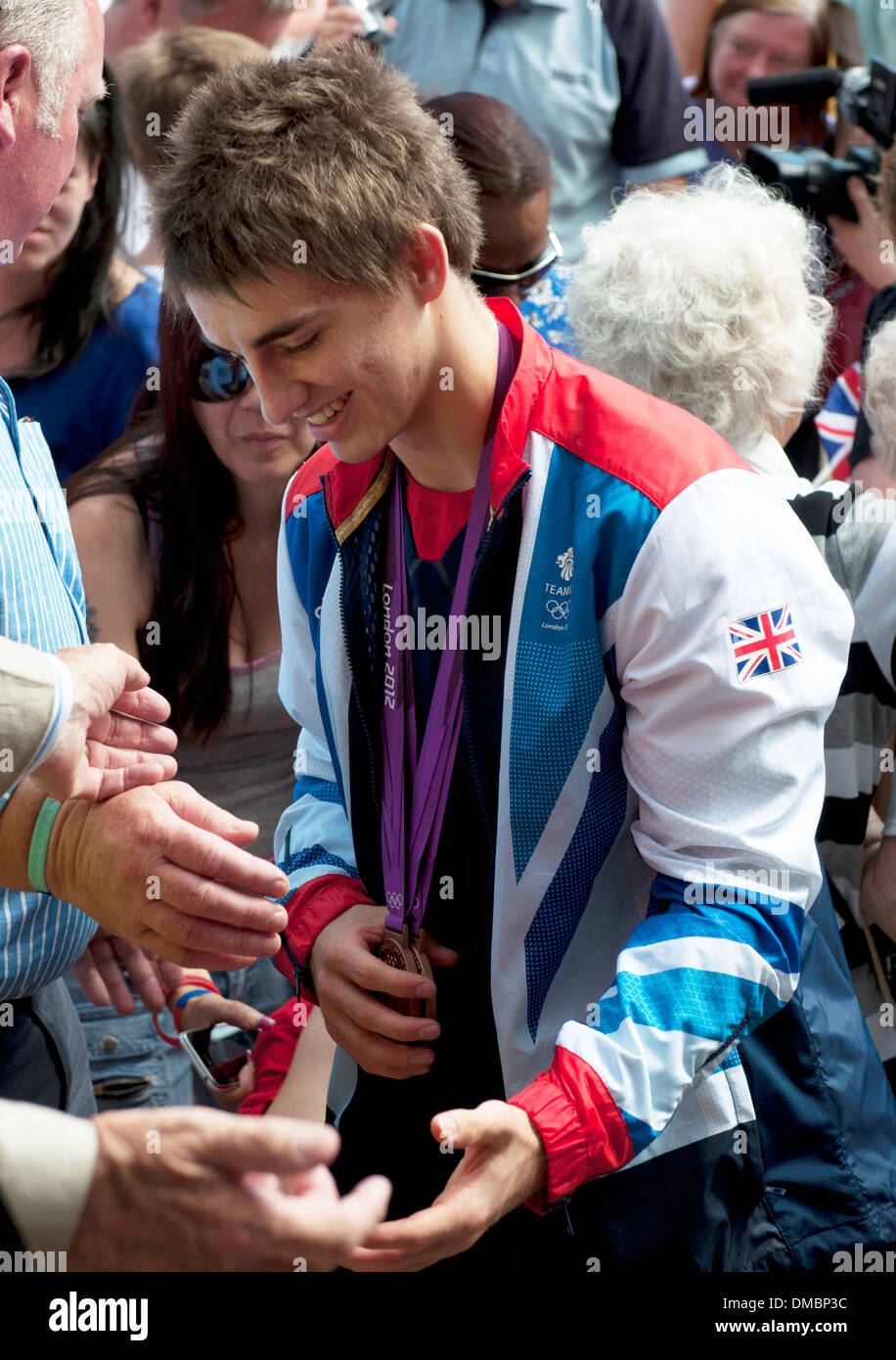 Max Whitlock Team GB Turnerin Max Whitlock kehrt nach Hause zurück, als Helden empfangen bei Hemel Hempstead Civic Centre Hertfordshire Stockfoto