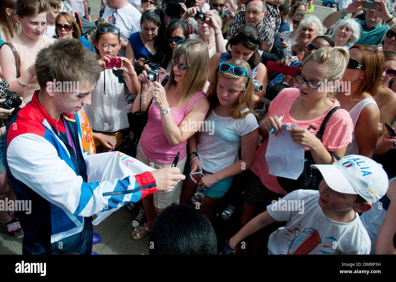 Max Whitlock Team GB Turnerin Max Whitlock kehrt nach Hause zurück, als Helden empfangen bei Hemel Hempstead Civic Centre Hertfordshire Stockfoto