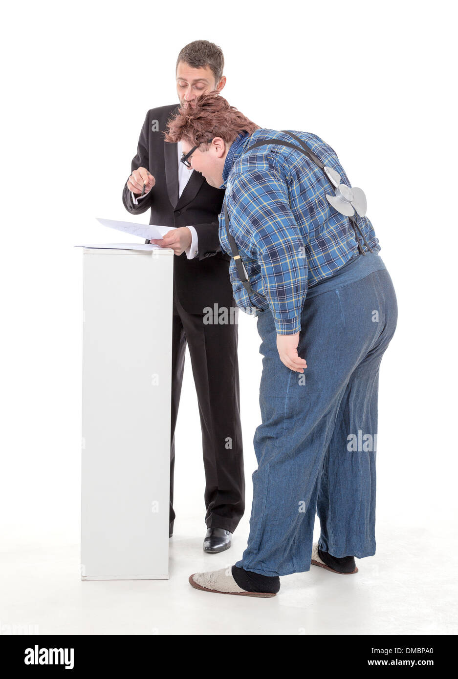 Eleganten Mann in einen Smoking und Fliege stehend mit einem Übergewicht Land Yokel streiten Stockfoto