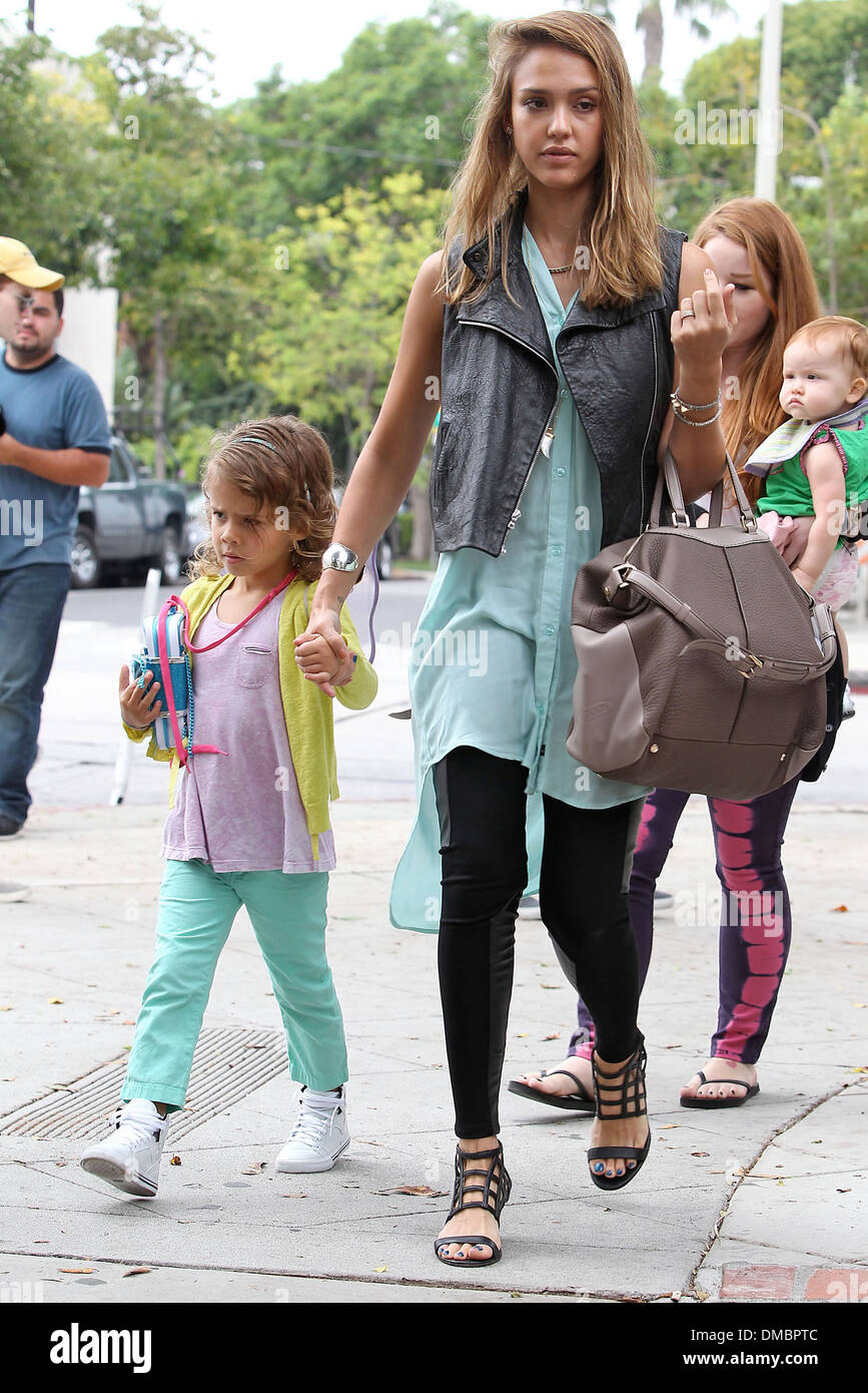 Jessica Alba mit Töchtern Honor Marie Warren und Haven Garner Warren in  West Hollywood Los Angeles Kalifornien - 24.08.12 Stockfotografie - Alamy