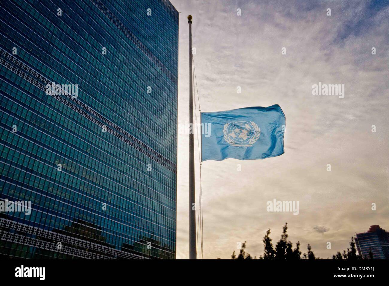 New York, UN-Hauptquartier in New York. 13. Dezember 2013. Die UN-Flagge weht auf Halbmast als Markierung des Respektes für die Trauerfeier von Nelson Mandela, im UN-Hauptquartier in New York am 13. Dezember 2013. Die Beerdigung findet am Sonntag, den 15. Dezember statt. © Niu Xiaolei/Xinhua/Alamy Live-Nachrichten Stockfoto