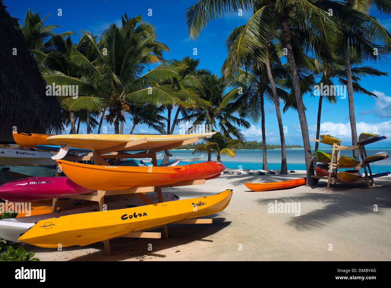 Aitutaki. Cook Island. Polynesien. Süd-Pazifik. Einige Kajaks erwarten Touristen am Strand in Aitutaki Lagoon Resort & Spa Stockfoto