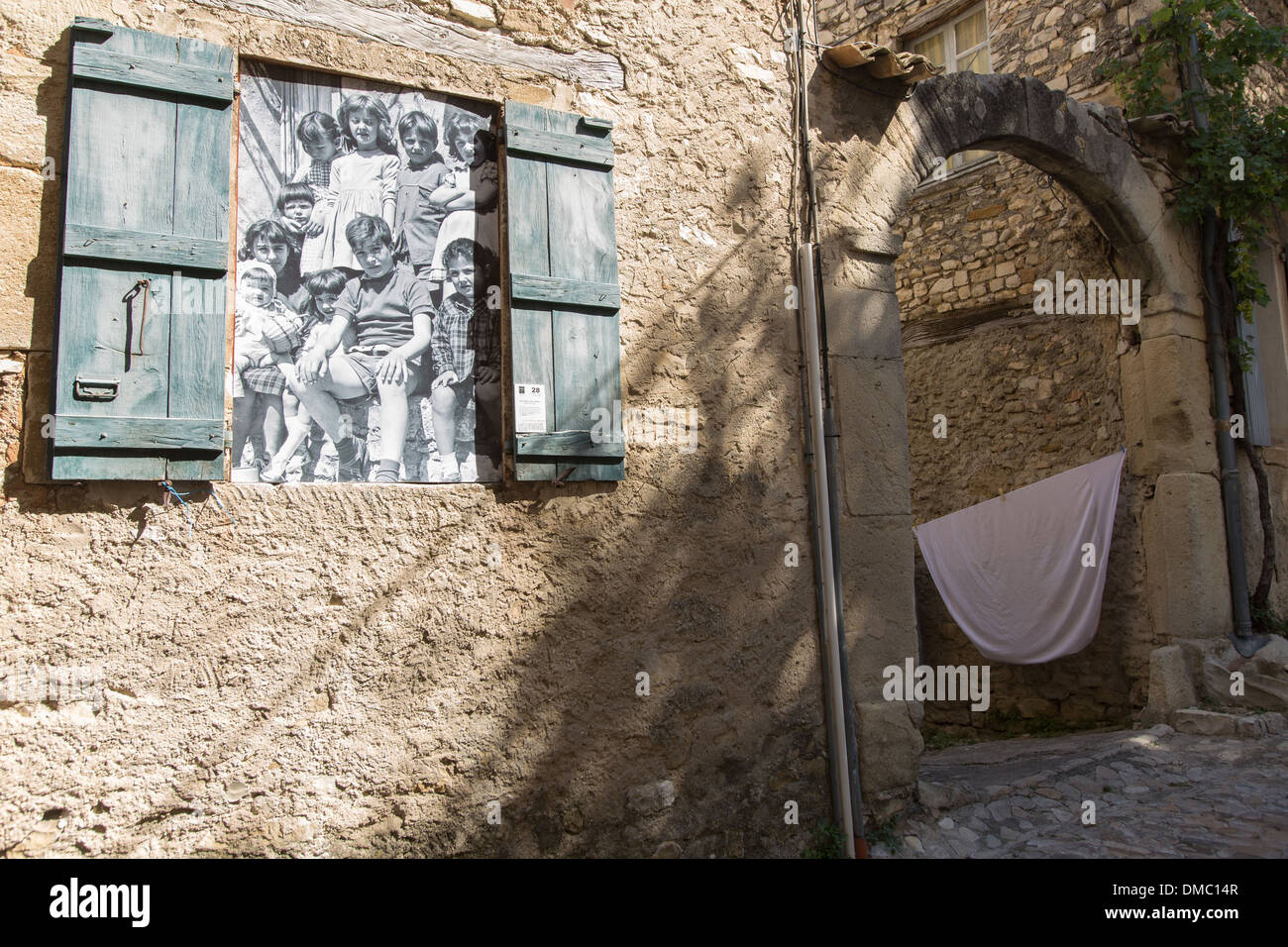 HISTORISCHE FOTO IM RAHMEN EINES ALTEN FENSTERS, DEKORATION AUF EINER STRAßE IN DER HOHEN STADT, VAISON LA ROMAINE, VAUCLUSE (84), FRANKREICH Stockfoto