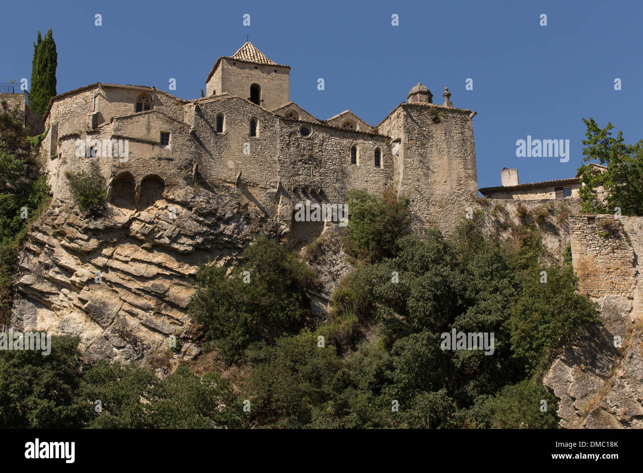 SAINTE MARIE DE ASSOMPTION, KATHEDRALE MARIÄ HIMMELFAHRT ODER DIE HOHE STADT, BAU BEGANN IM 15. JAHRHUNDERT AN DER STELLE EINER ÄLTEREN KIRCHE DIREKT AUF EINER KLIPPE, VAISON LA ROMAINE, VAUCLUSE (84), FRANKREICH Stockfoto