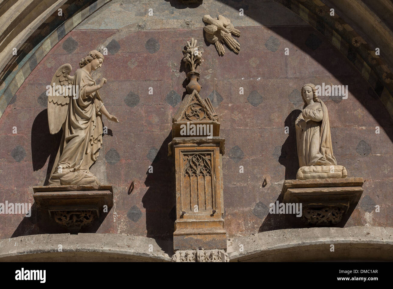 GEFORMTEN VERZIERUNGEN AUF DEM TYMPANON VON DER SAINT NEBEN STIFTSKIRCHE, EINE KIRCHE IM 7. JAHRHUNDERT ERBAUT UND IM 14. JAHRHUNDERT VERGRÖßERT, STADT AVIGNON GENANNT STADT DER PÄPSTE UND ALS WELTKULTURERBE VON UNESCO, VAUCLUSE (84), FRANKEN Stockfoto