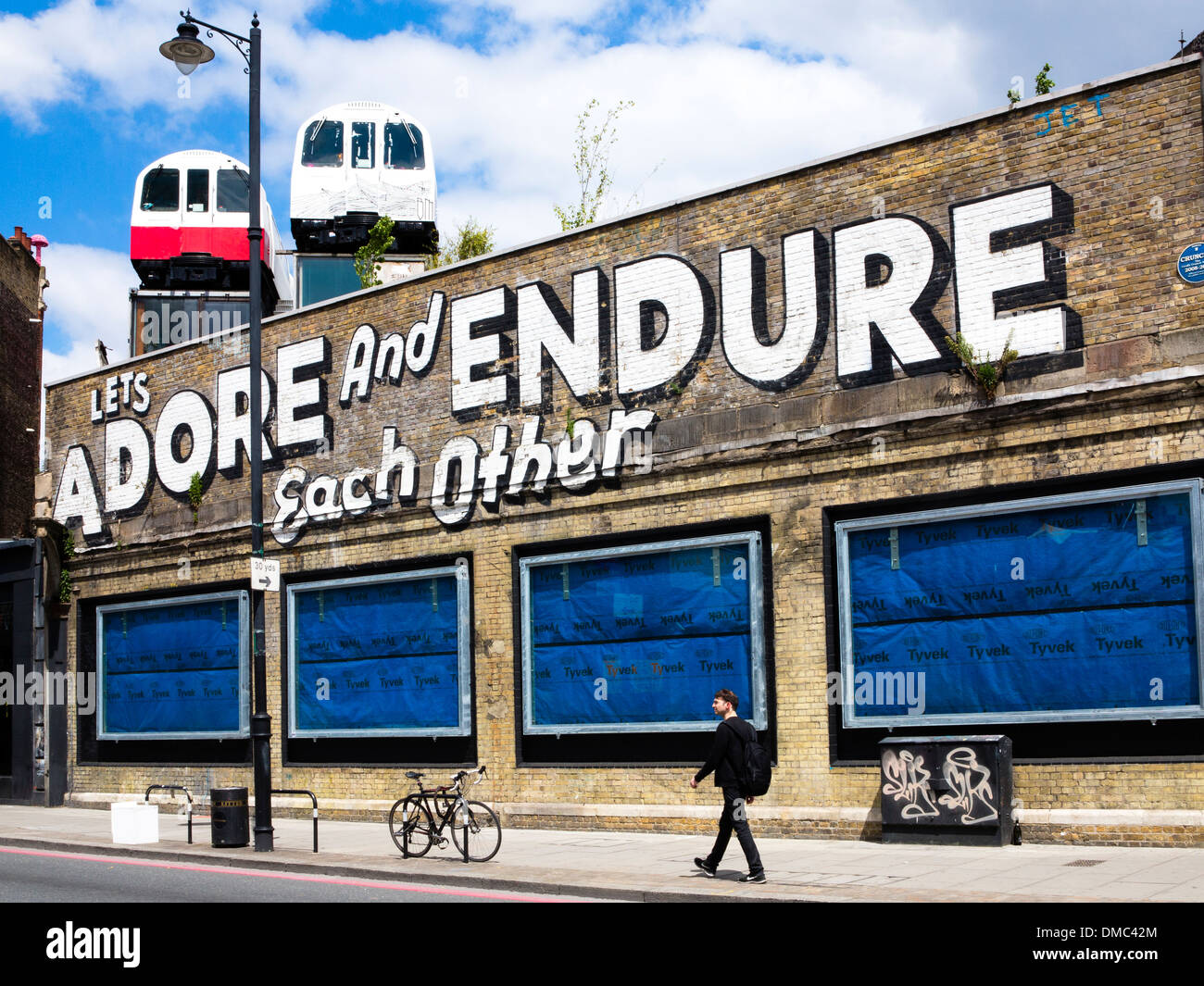 Können sich lieben und einander Graffiti, Shoreditch, East London, UK zu ertragen. Stockfoto