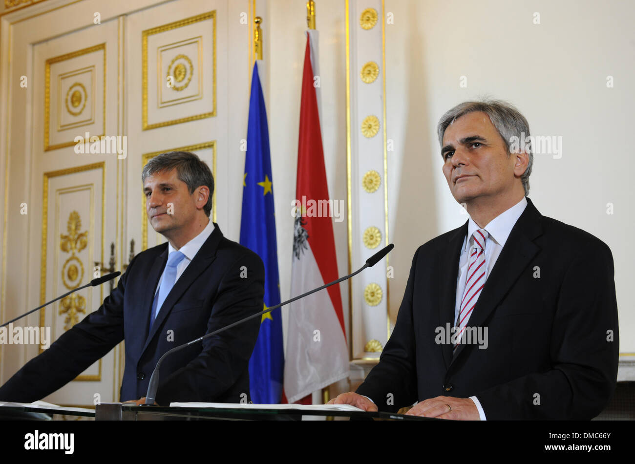 Wien, Österreich. 13. Dezember 2013. Österreichs Chancellor Werner Faymann (R) und Vizekanzler Michael Spindelegger an der Pressekonferenz in Wien, 13. Dezember 2013 teilnehmen. Staats-und Regierungschefs Österreichs regierenden Koalitionsparteien am Freitag versprochen, ausgeglichenen Haushalt bis zum Jahr 2016 in der Legislaturperiode 2013-2018. Bildnachweis: Qian Yi/Xinhua/Alamy Live-Nachrichten Stockfoto