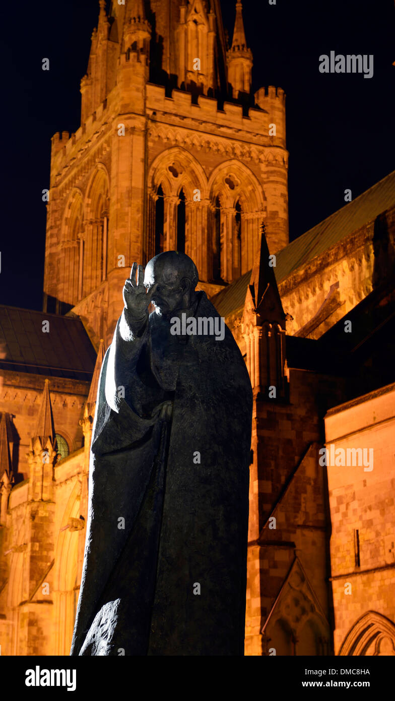 Die Statue des Heiligen Richard von Phillip Jackson vor einem beleuchteten Chichester Kathedrale bei Nacht, West Sussex, UK Stockfoto