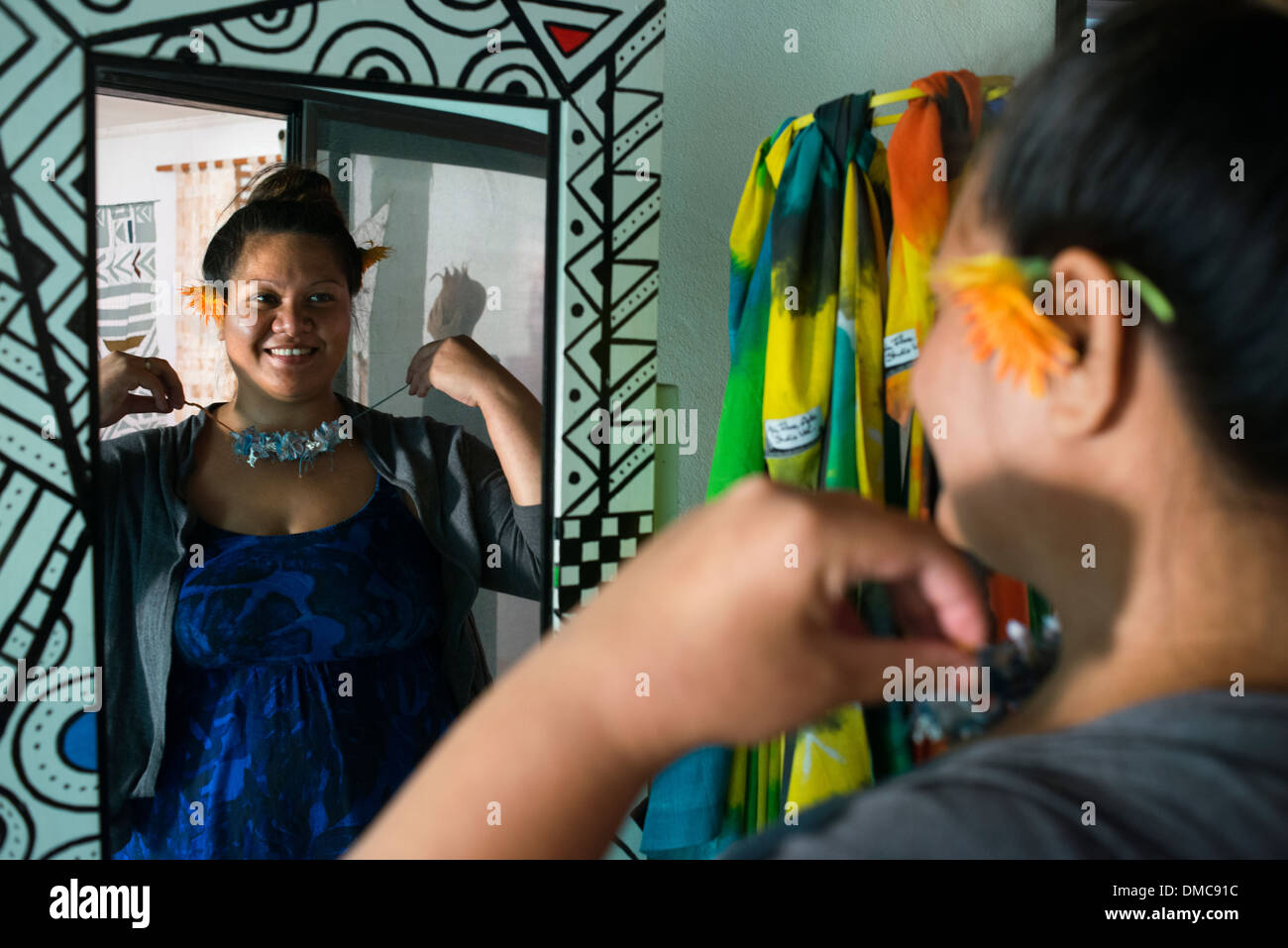 Atiu Island. Cook Island. Polynesien. Süd-Pazifik. Ein Client wird getestet, eine Halskette auf Andrea-Faser-Kunst-Atelier in Atiu Stockfoto