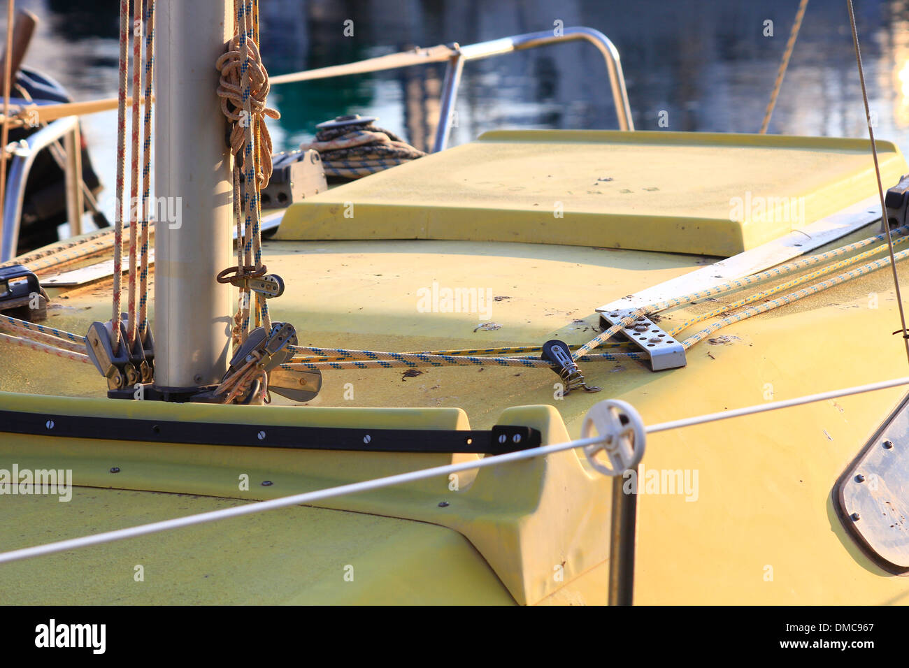 Details zu einem gelben Segelboot Stockfoto