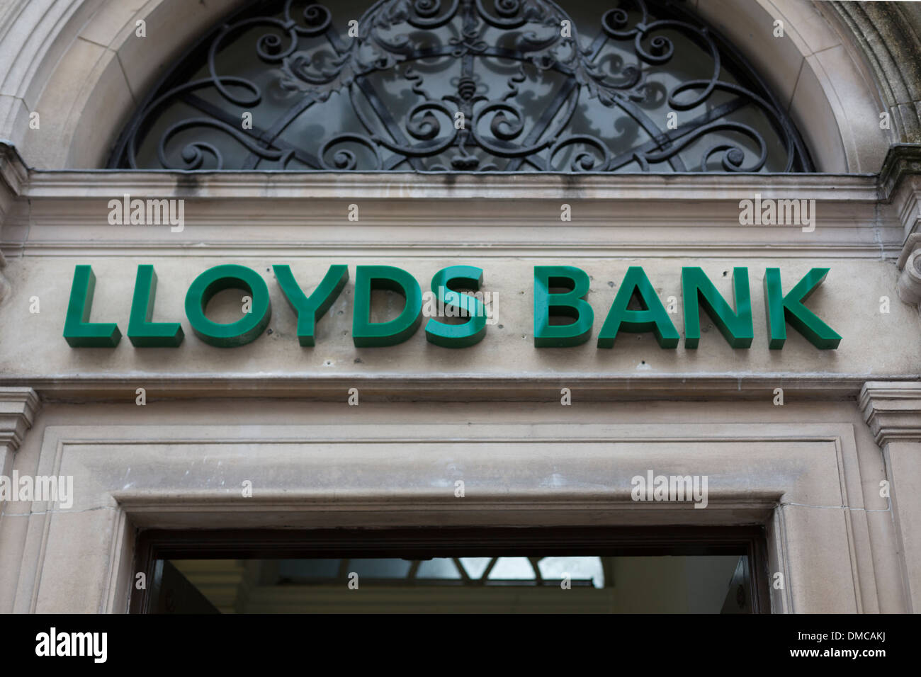 Lloyds Bank Schild über Bank-Eingang Stockfoto