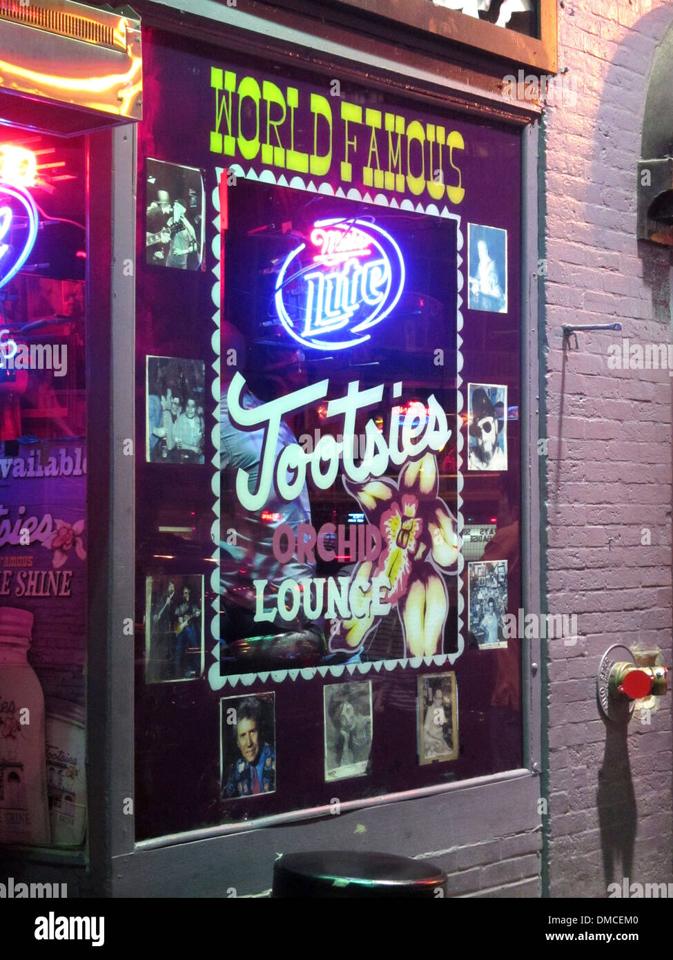 Exterieur und Türsteher von Tootsie es Orchid Lounge, eine berühmte Honky Tonk Bar am Broadway in der Innenstadt von Nashville Tennessee. Stockfoto