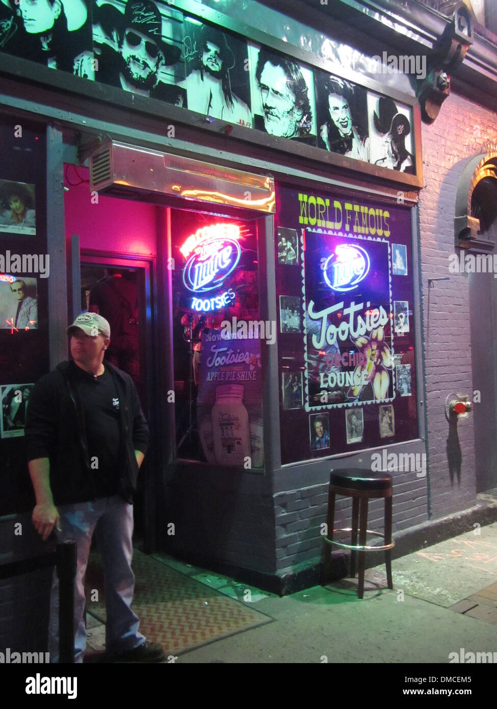 Exterieur und Türsteher von Tootsie es Orchid Lounge, eine berühmte Honky Tonk Bar am Broadway in der Innenstadt von Nashville Tennessee. Stockfoto