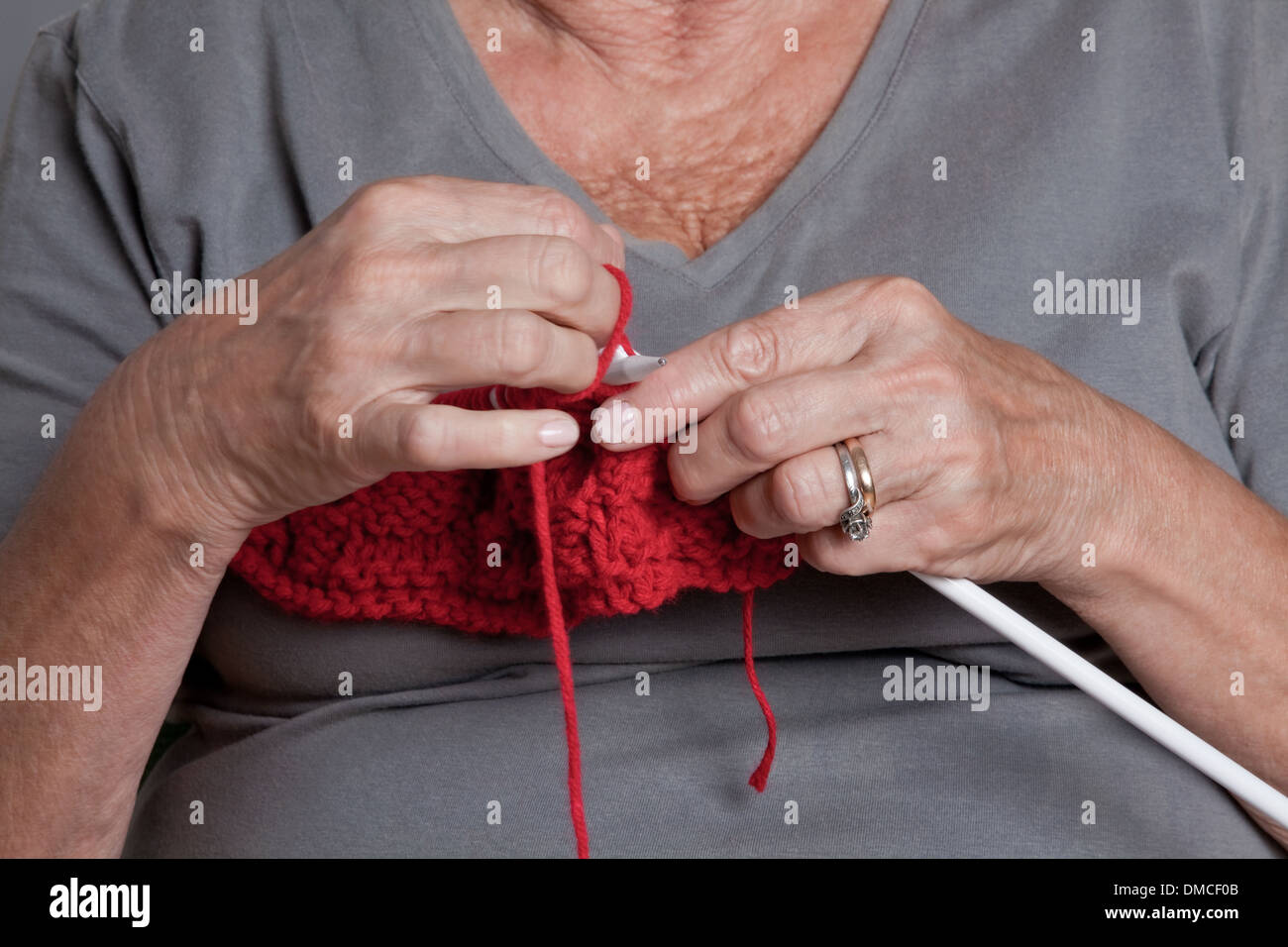Ältere Frau stricken Stockfoto