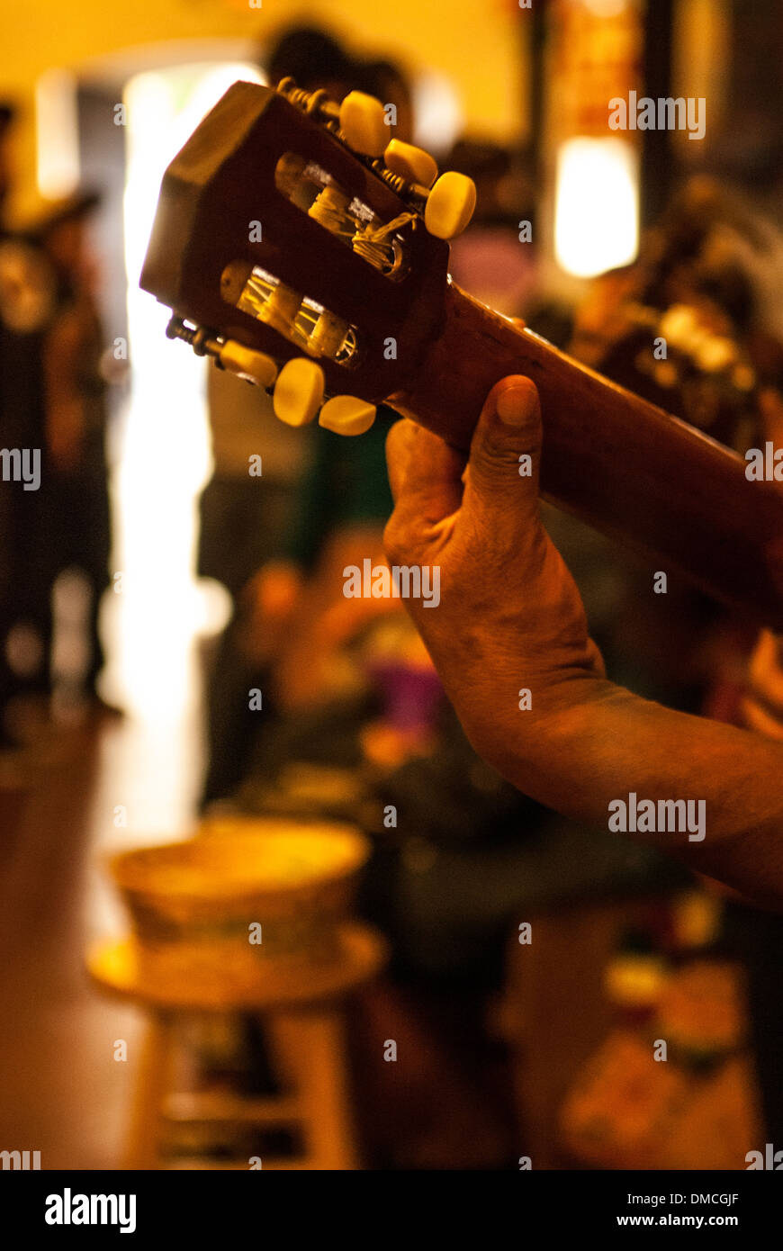 Nahaufnahme einer Person spielen eine akustische Gitarre, selektiven Fokus. Stockfoto