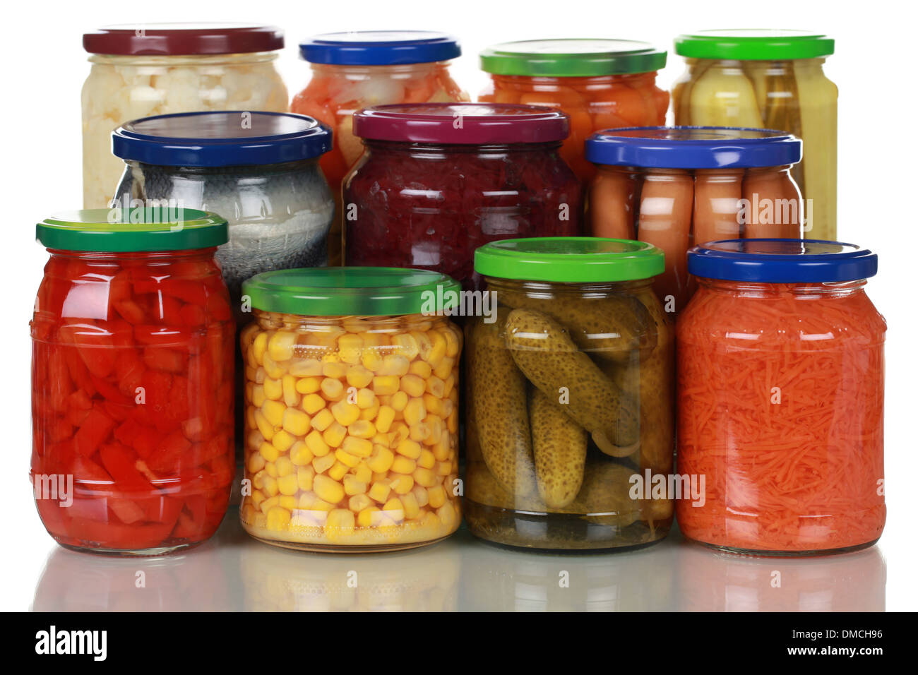 Eingelegtes Gemüse wie Mais, Gurken und Paprika in Gläsern Stockfoto